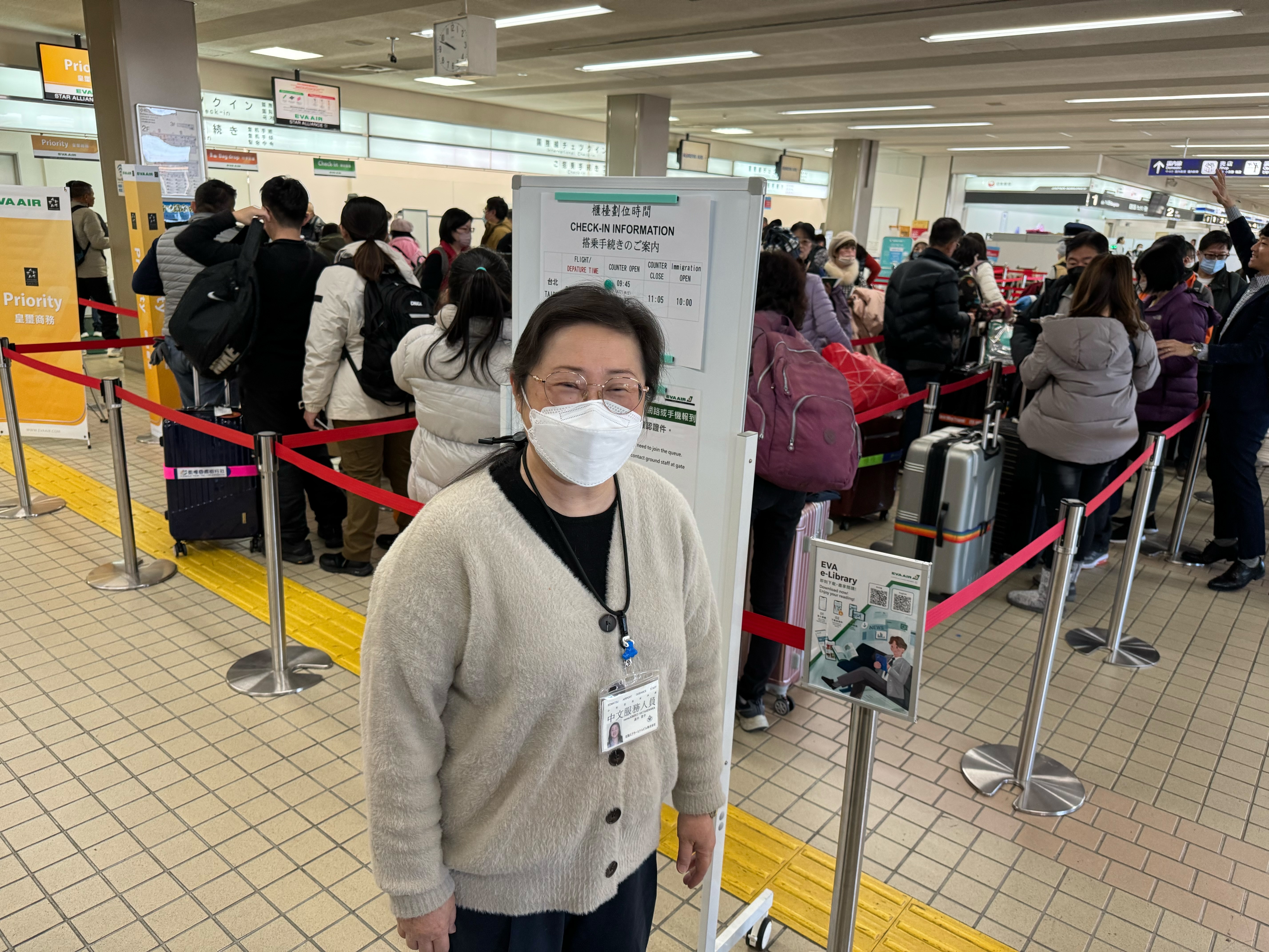 在機場服務台籍旅客的畠中君子，遠嫁日本30年，第1次碰到那麼晃的地震。