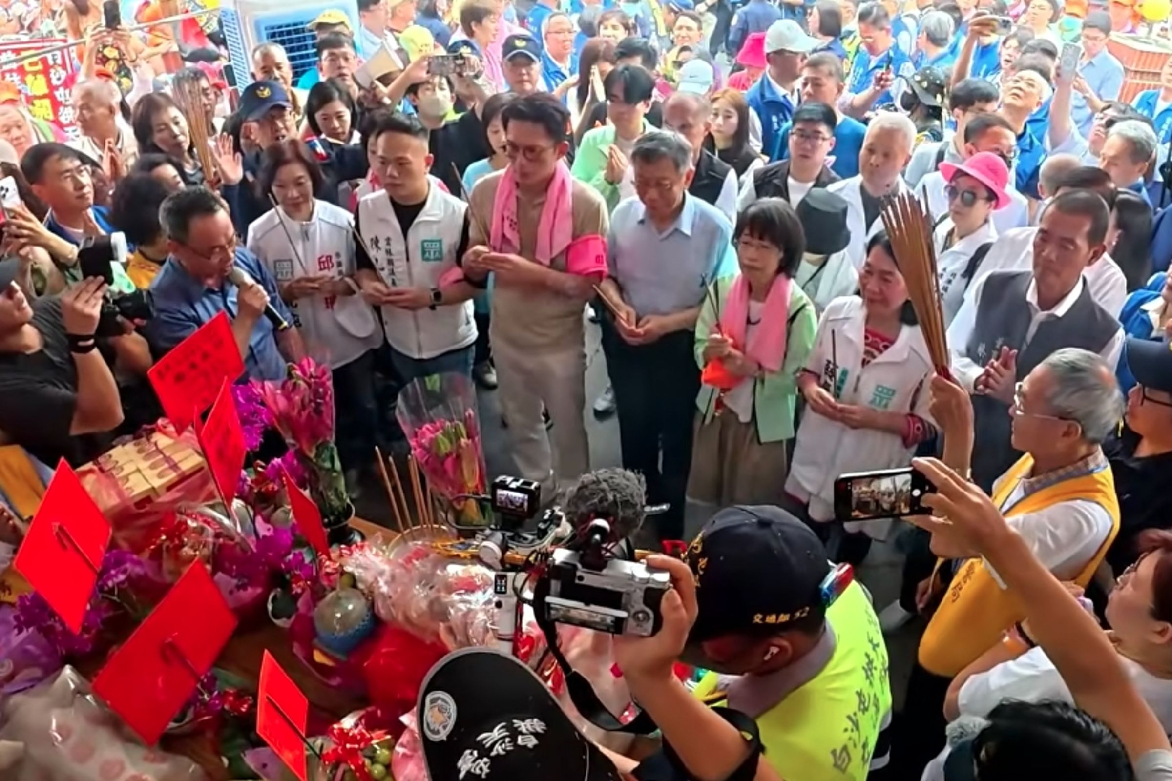 民眾黨創黨主席柯文哲今出席白沙屯媽祖進香團拜活動時首度打破沉默,他向李貞秀喊話應「謹言慎行」。(翻攝自白沙屯媽祖網路電視台)