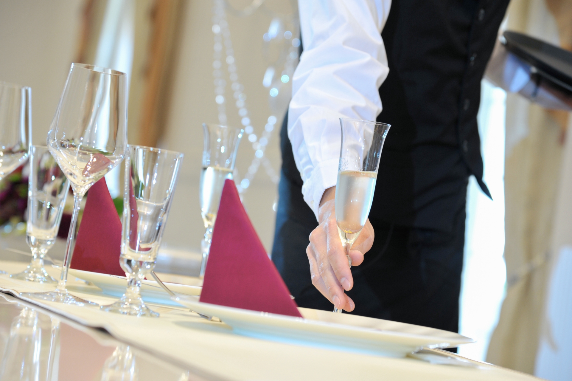 一名服務生抱怨上菜時遇到奧客要求閉嘴，卻又刁難她態度差。（示意圖，photoAC）