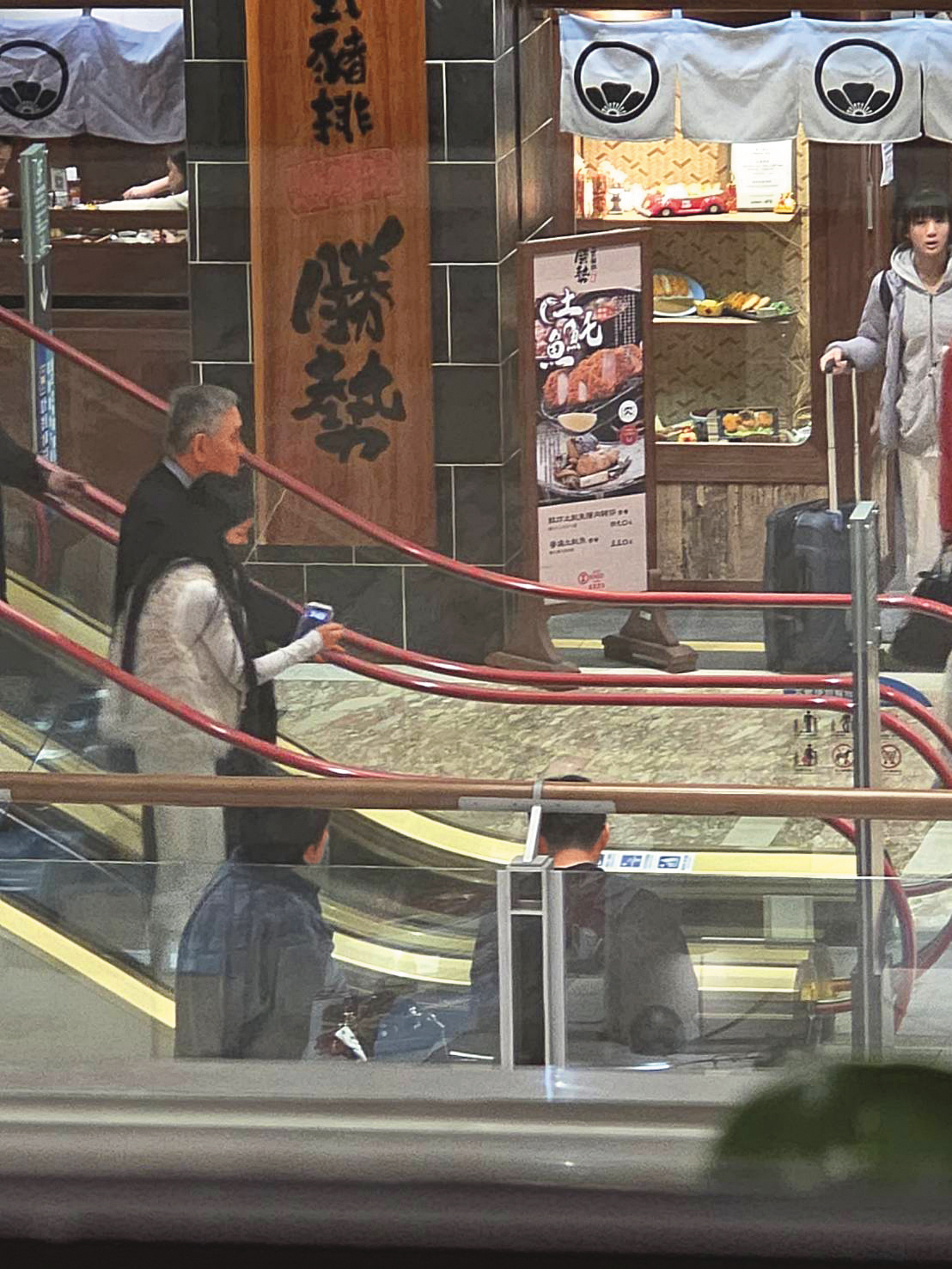 王文洋遭本刊直擊，在認子風波後，於台北街頭現身，旁邊伴著一名年輕女子。