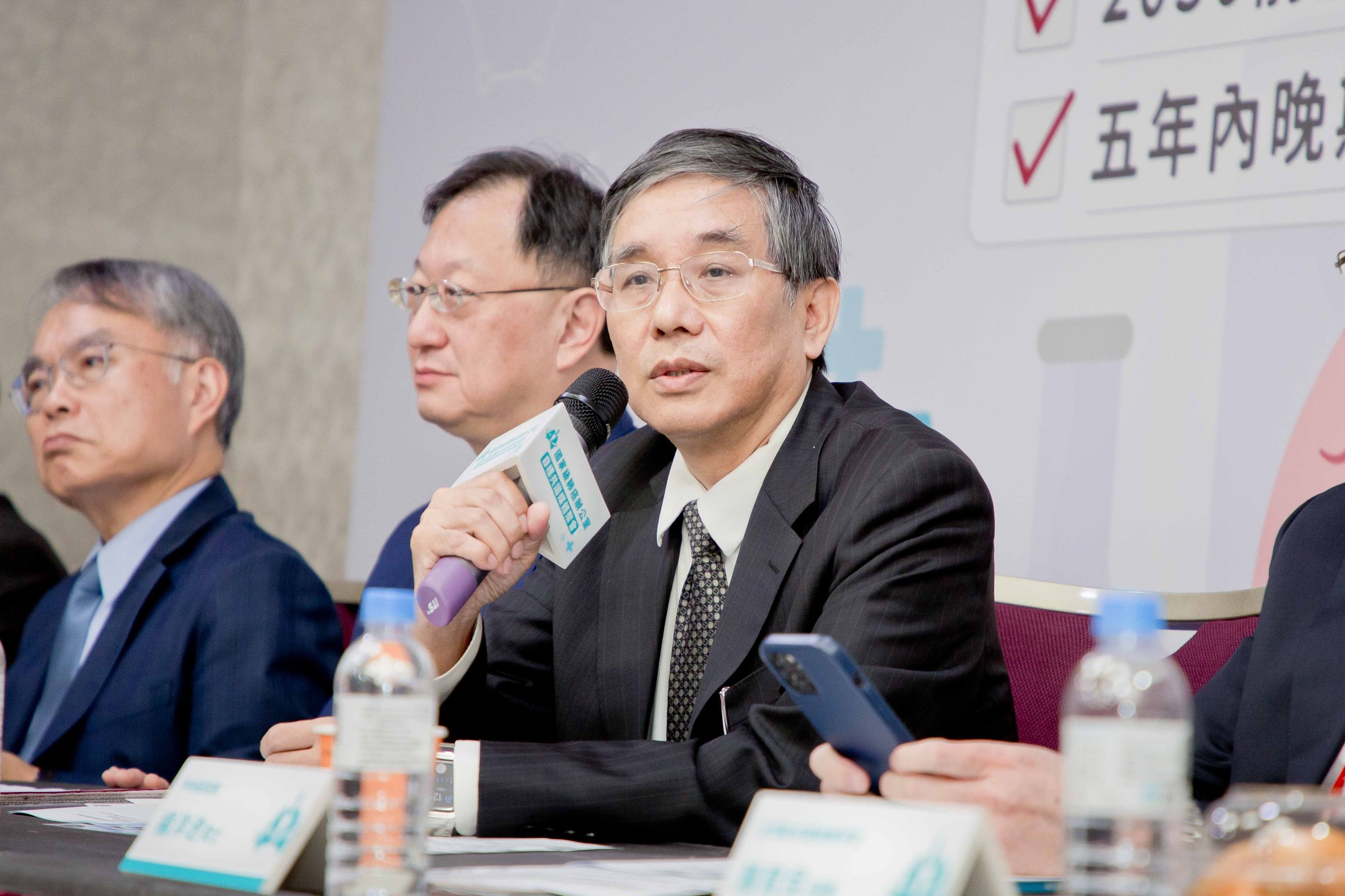 國立臺灣大學醫學院附設癌醫中心醫院院長楊志新認為，癌症免疫藥物合併化學治療，是第二期、第三期病患增加存活率的重要利器。