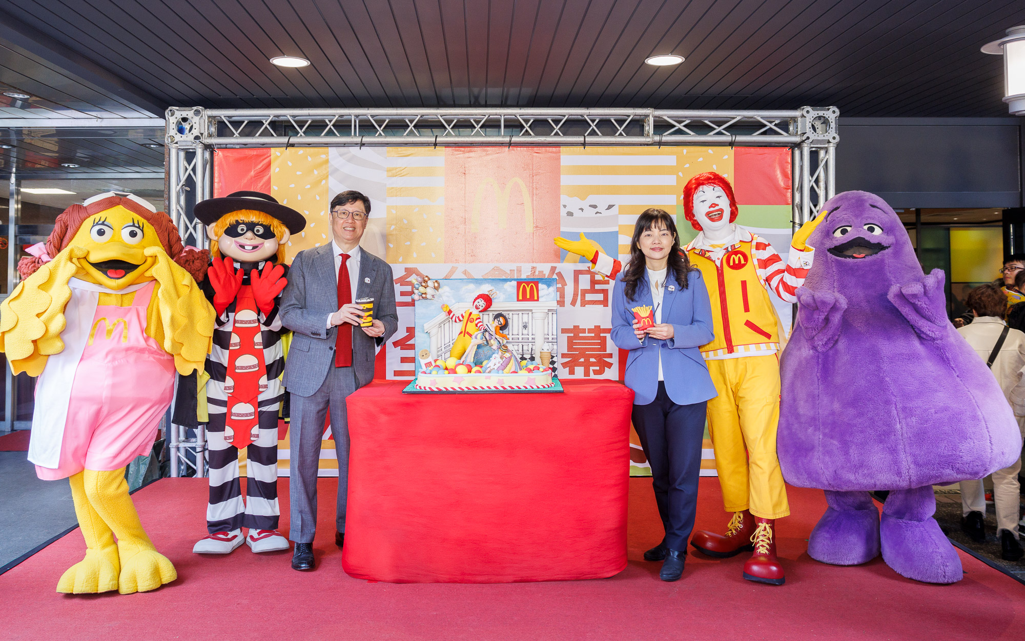 麥當勞在台40週年，董事長李昌霖帶領麥當勞叔叔與好朋友們一同回到店號001的台北民生餐廳歡慶生日。