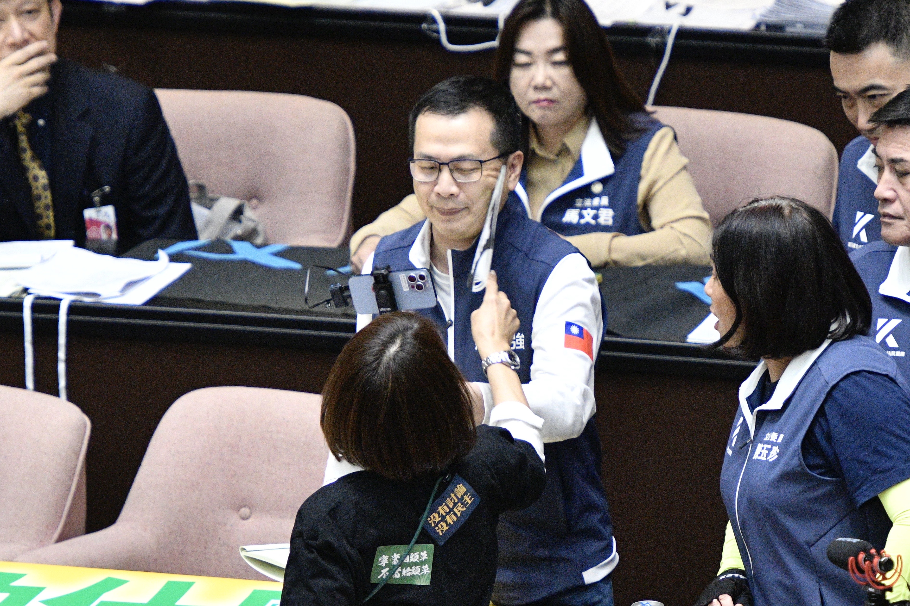 邱議瑩被控「用扇子打巴掌」，遭判賠羅智強20萬元，今表示不會再上訴。（本刊資料照）