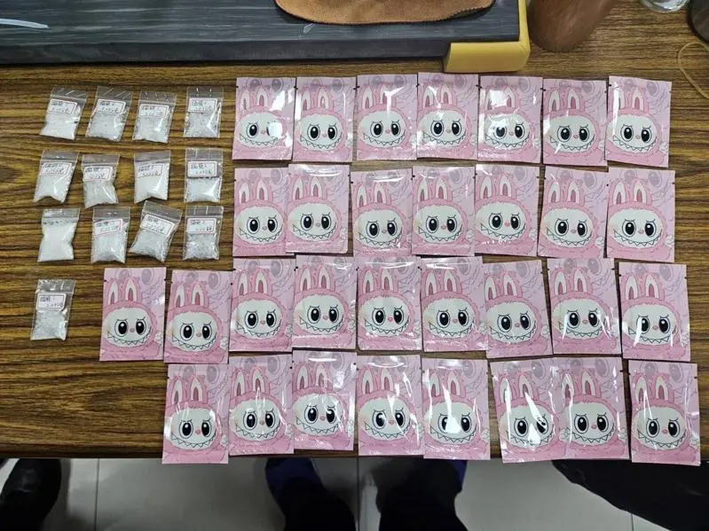 一名21歲男子無照駕駛被警方攔查，意外發現其藏有大量毒品。（翻攝畫面）