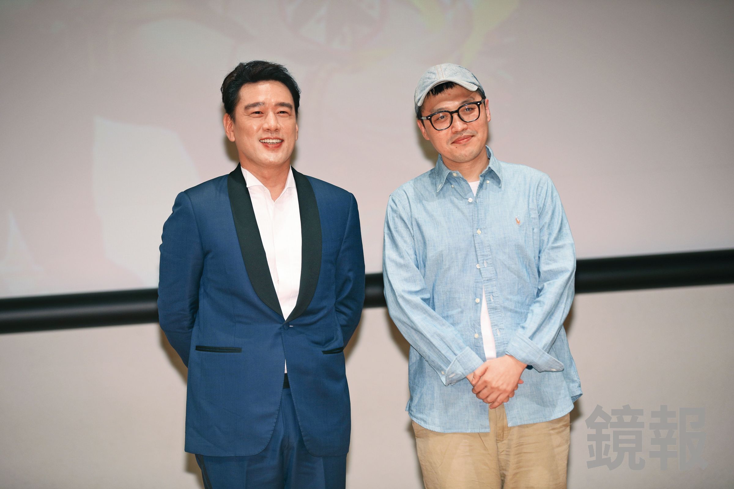 王耀慶(左)去年5月回台參加兩岸電影展開幕式,與導演蘇彪(右)合影。(鏡報提供)