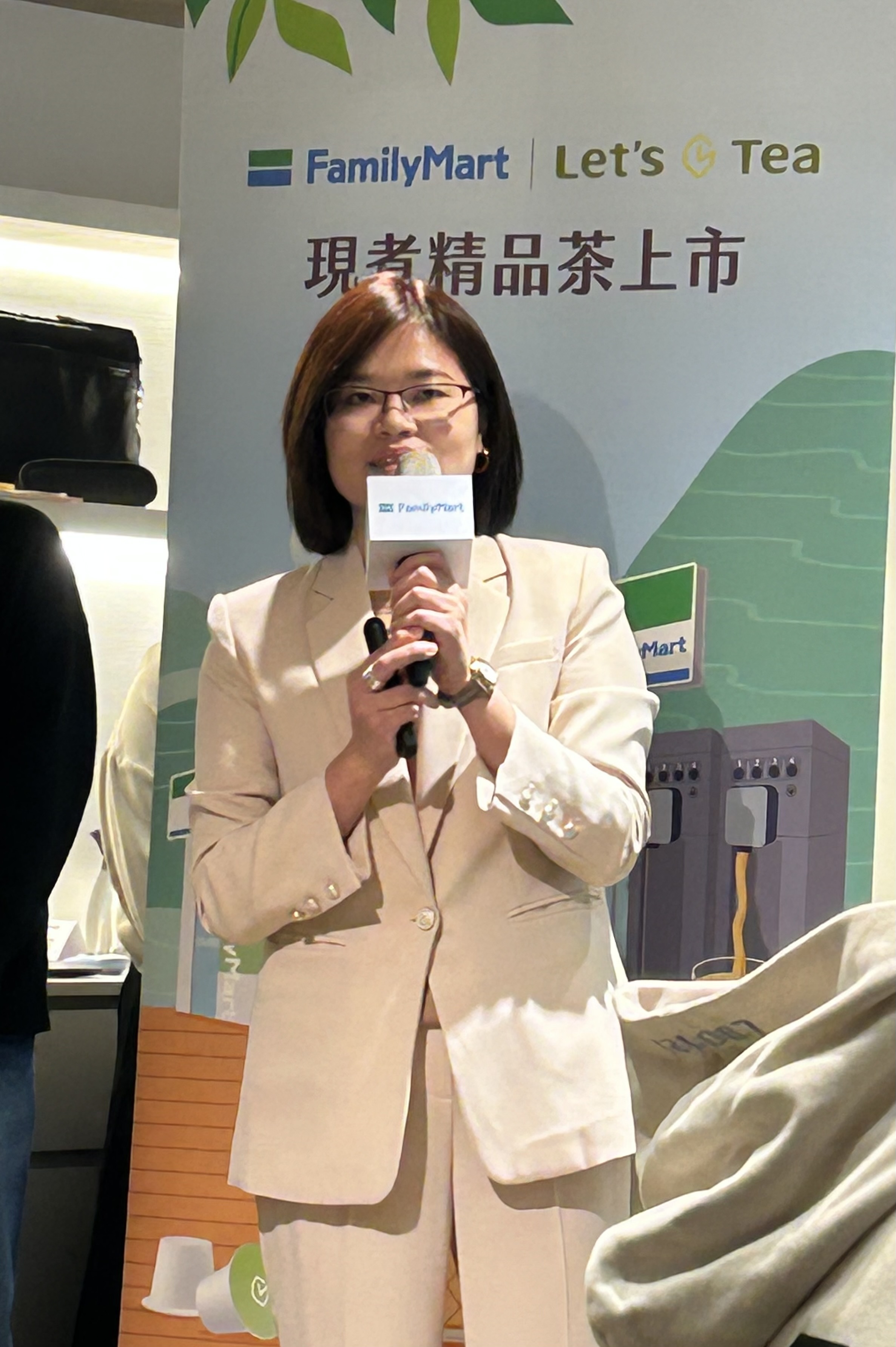 桔揚副總經理徐靖如說明,「智能膠囊茶機」的出現是從超商與客戶進入消費空間思量而打造出的。