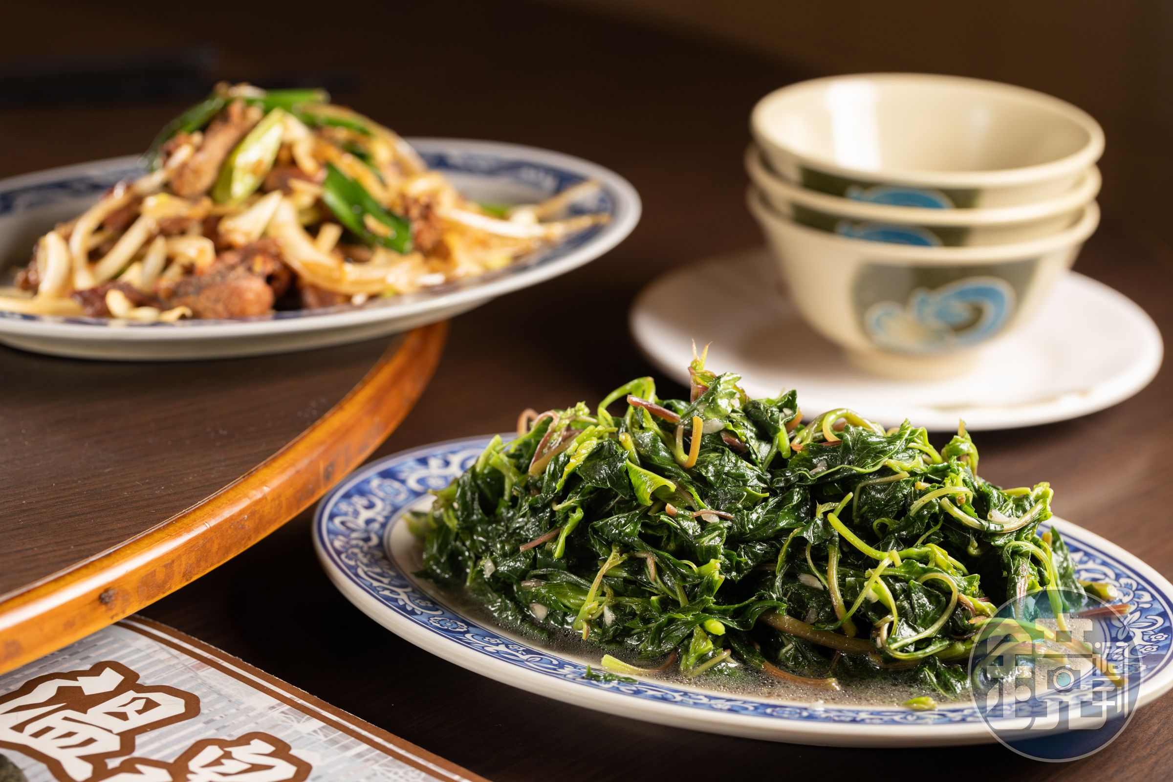 並非每天都吃得到的手摘野菜「山莧菜」（前，120元／份），雨季時會特別嫩；「蔥爆鴕鳥肉」（後，250元／份）使用屏東在地養殖的鴕鳥肉。