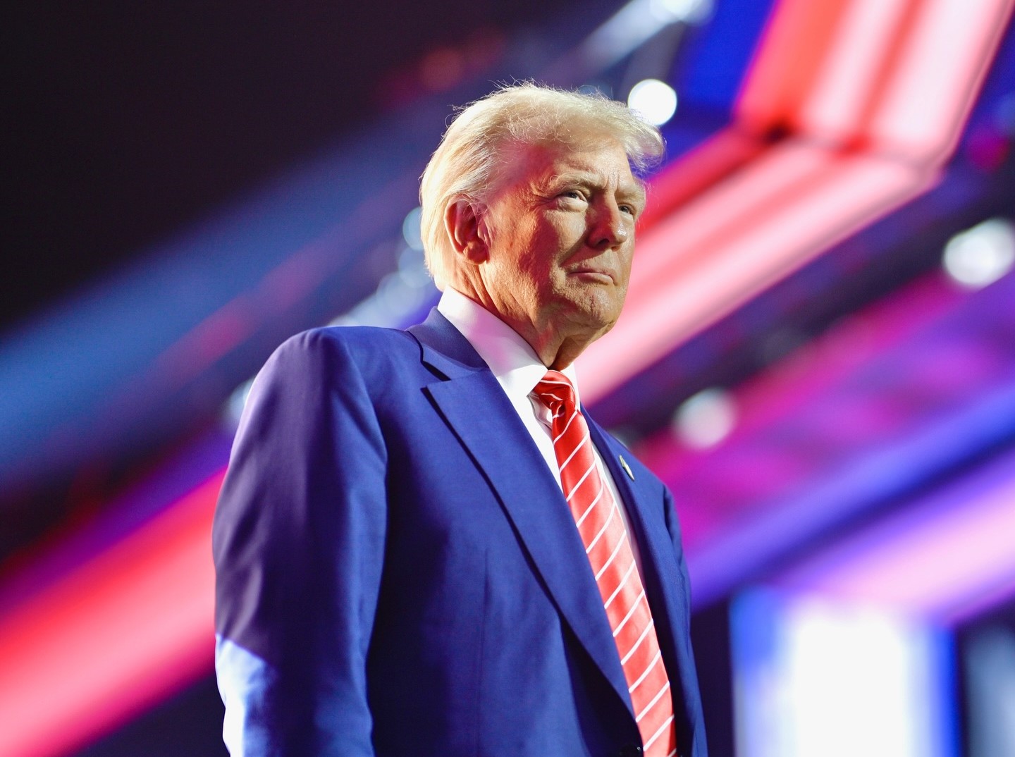 美國總統川普表示，他願意讓馬斯克或者甲骨文（Oracle）創辦人艾里森（Larry Ellison）收購TikTok。（翻攝Facebook@ Donald J. Trump）