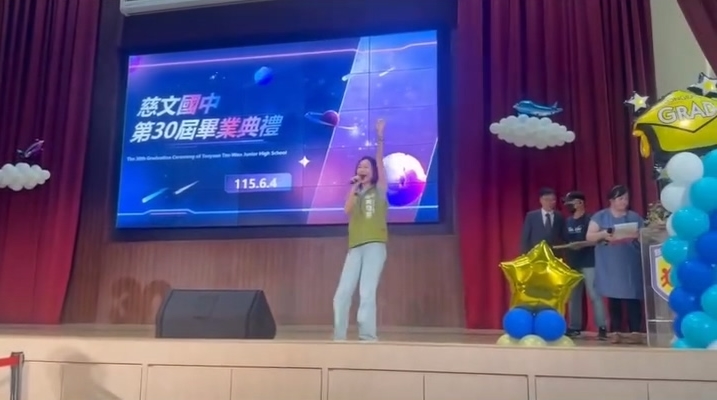 桃園市議員黃瓊慧出席慈文國中的畢業典禮時，只用了一秒致詞，獲得現場熱烈掌聲。（翻攝自黃瓊慧臉書）