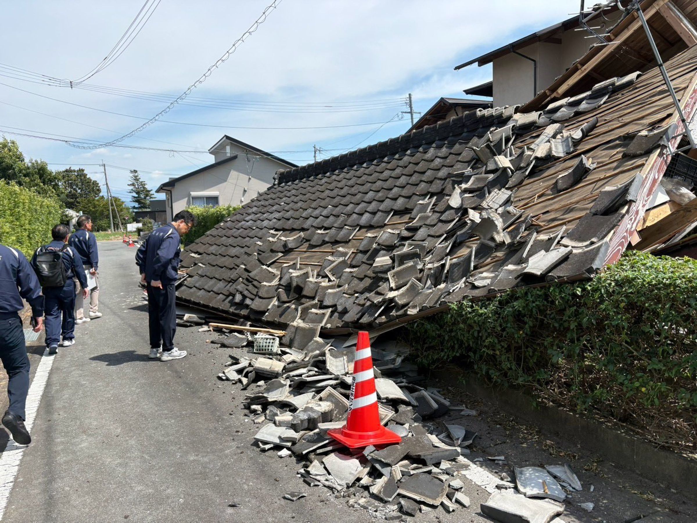 日本熊本縣7月28日發生芮氏規模7.1的強震，釀39人死亡、24人重症，房屋損失超過2.1萬棟。（翻攝自X@K_Onishi）