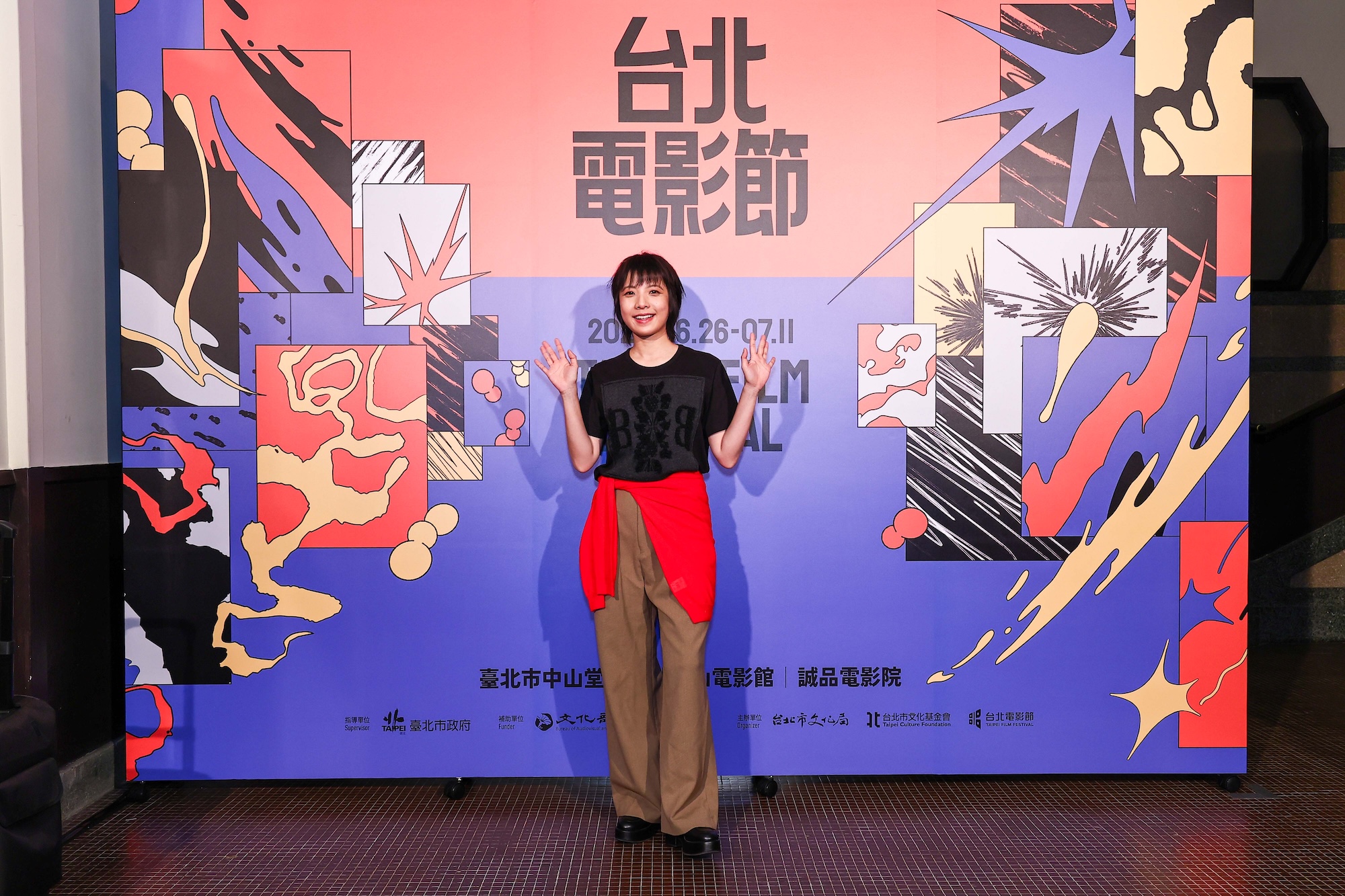 金馬影后鍾雪瑩新片《金多寶》,故事圍繞陰錯陽差的六合彩風波,戲外鍾雪瑩有著好運超能力,去抽盲盒的地方幫人代抽,都會抽到對方想要的。(台北電影節提供)