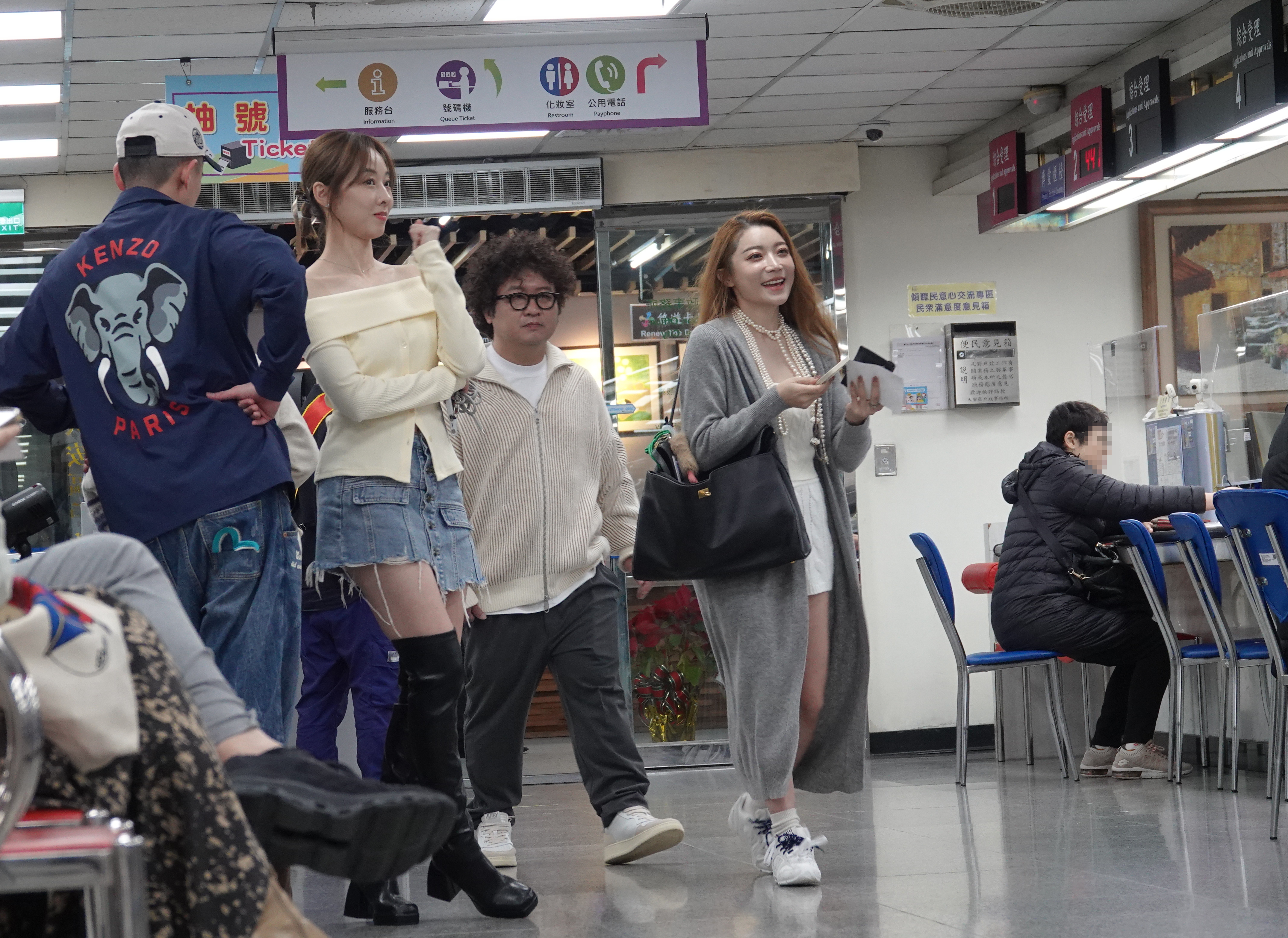 依依（左起）、納豆與證婚人夏語心及夏的富商男友陪伴下，趕在戶政事務所17:30下班前一刻辦理結婚登記。