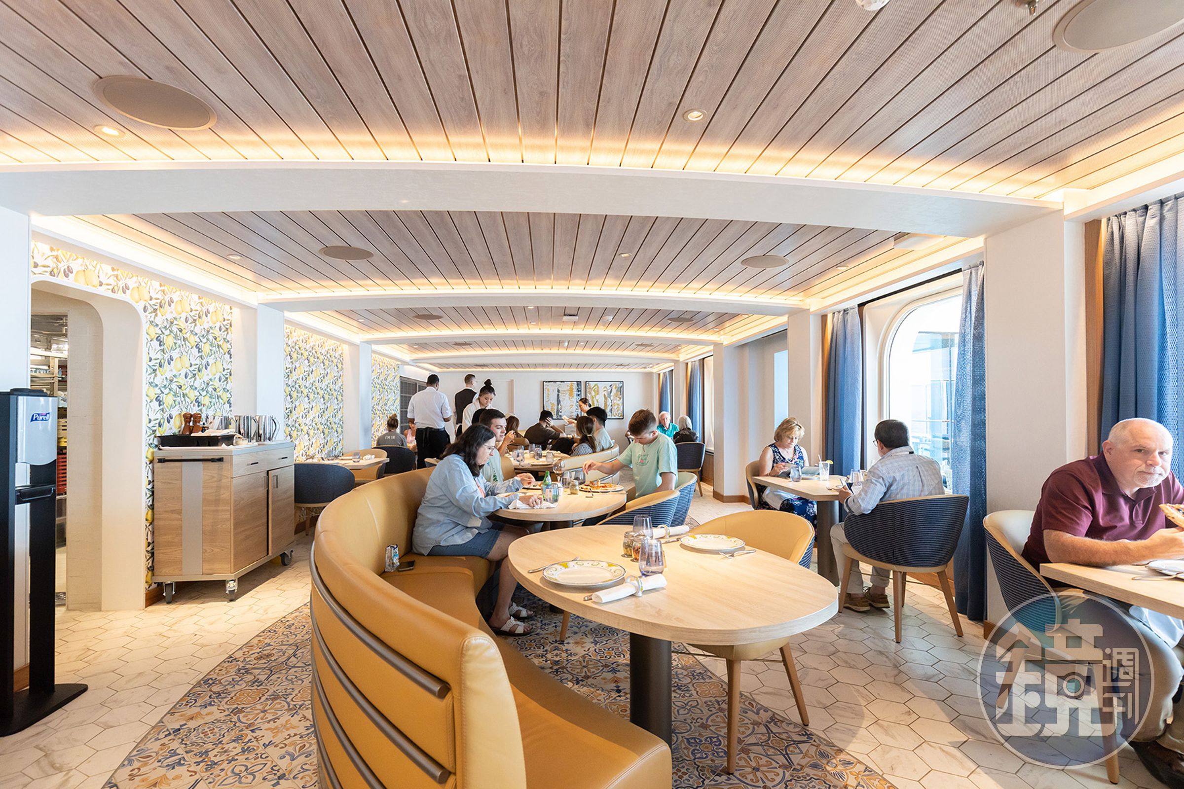 「阿非列德披薩餐廳」供應種類多樣的披薩與義式餐點。（套餐14.99美元／人，約NT$492）