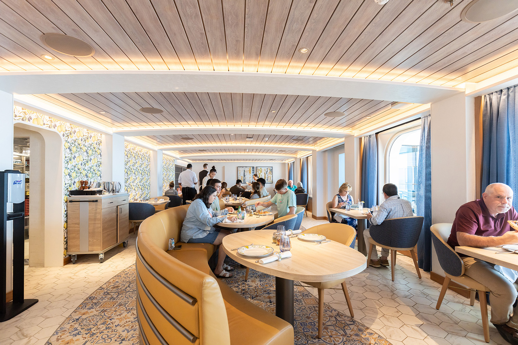 「阿非列德披薩餐廳」供應種類多樣的披薩與義式餐點。（套餐14.99美元／人，約NT$492）