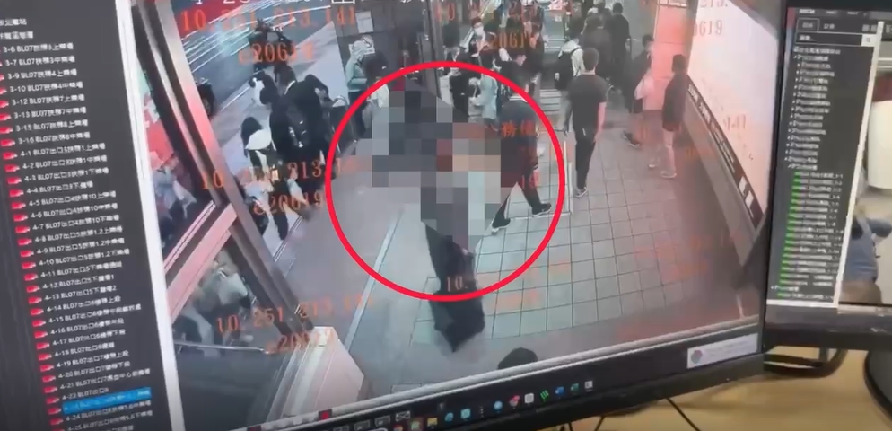 警方指出，張文數度變裝，在北捷丟17煙霧彈、3汽油彈製造混亂。（警方提供）