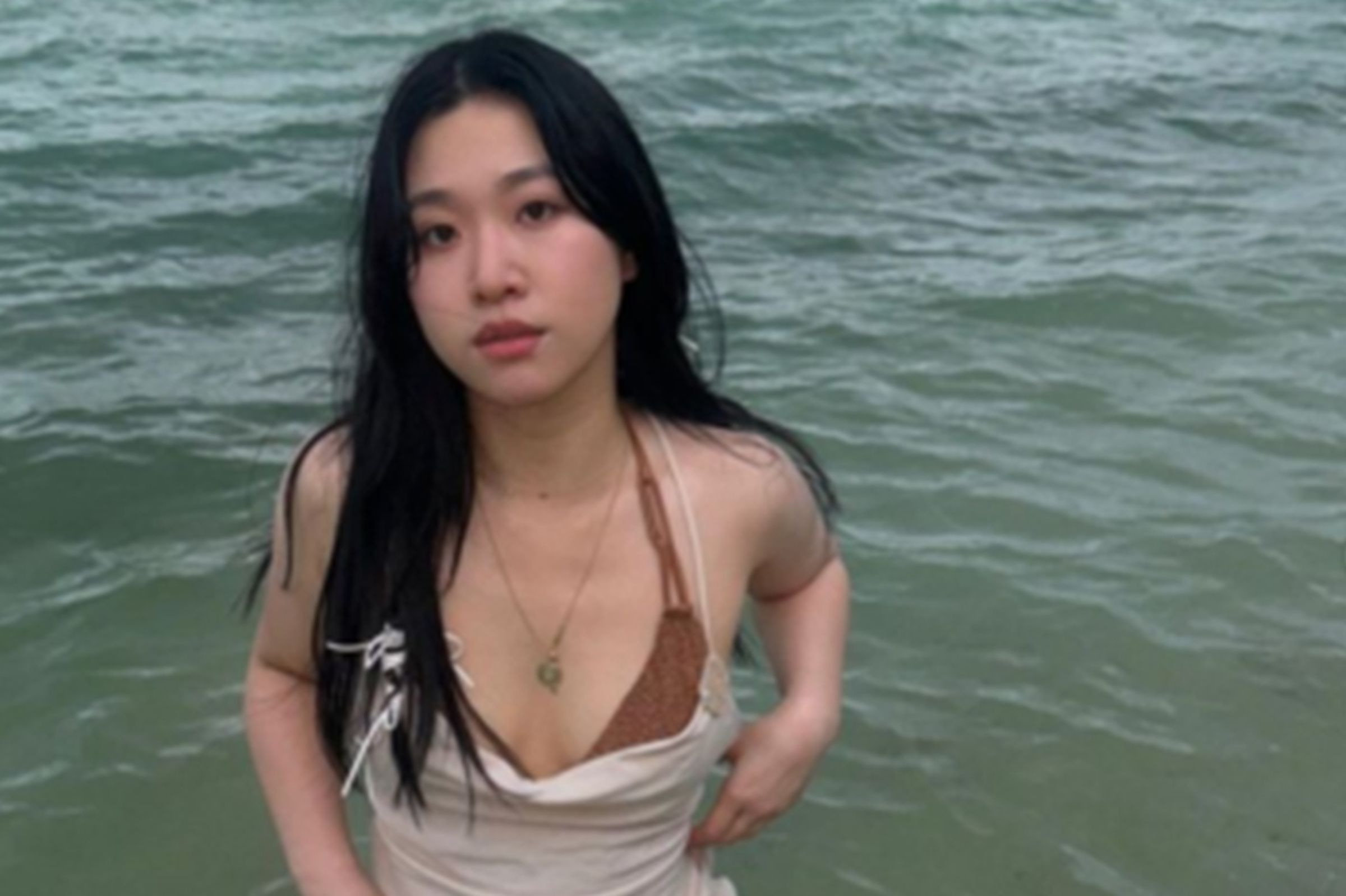 Olivia在社群突然曬出池畔比基尼照,大方露出酥胸和私密三角地帶。(翻攝自Olivia IG)