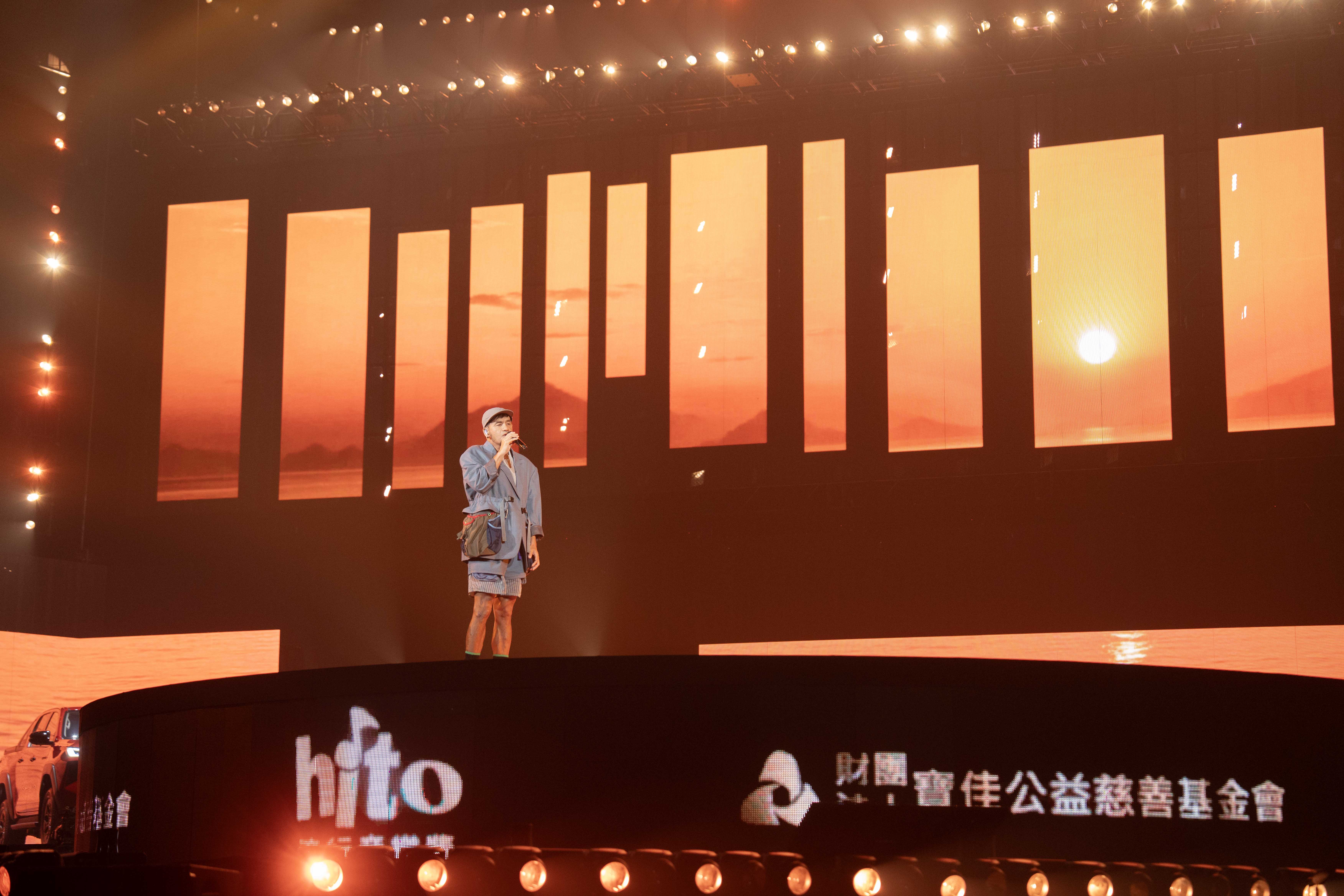 張震嶽自認唱功普普，但專輯《跟著感覺走》聽來很順。（圖／Hit Fm提供）
