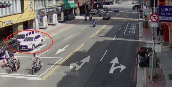 王姓男子冒用證件接連犯案，讓受害者無奈三度出面澄清。圖為監視器拍下王男冒用身分證租車後，在三重區肇事逃逸畫面。（翻攝畫面）