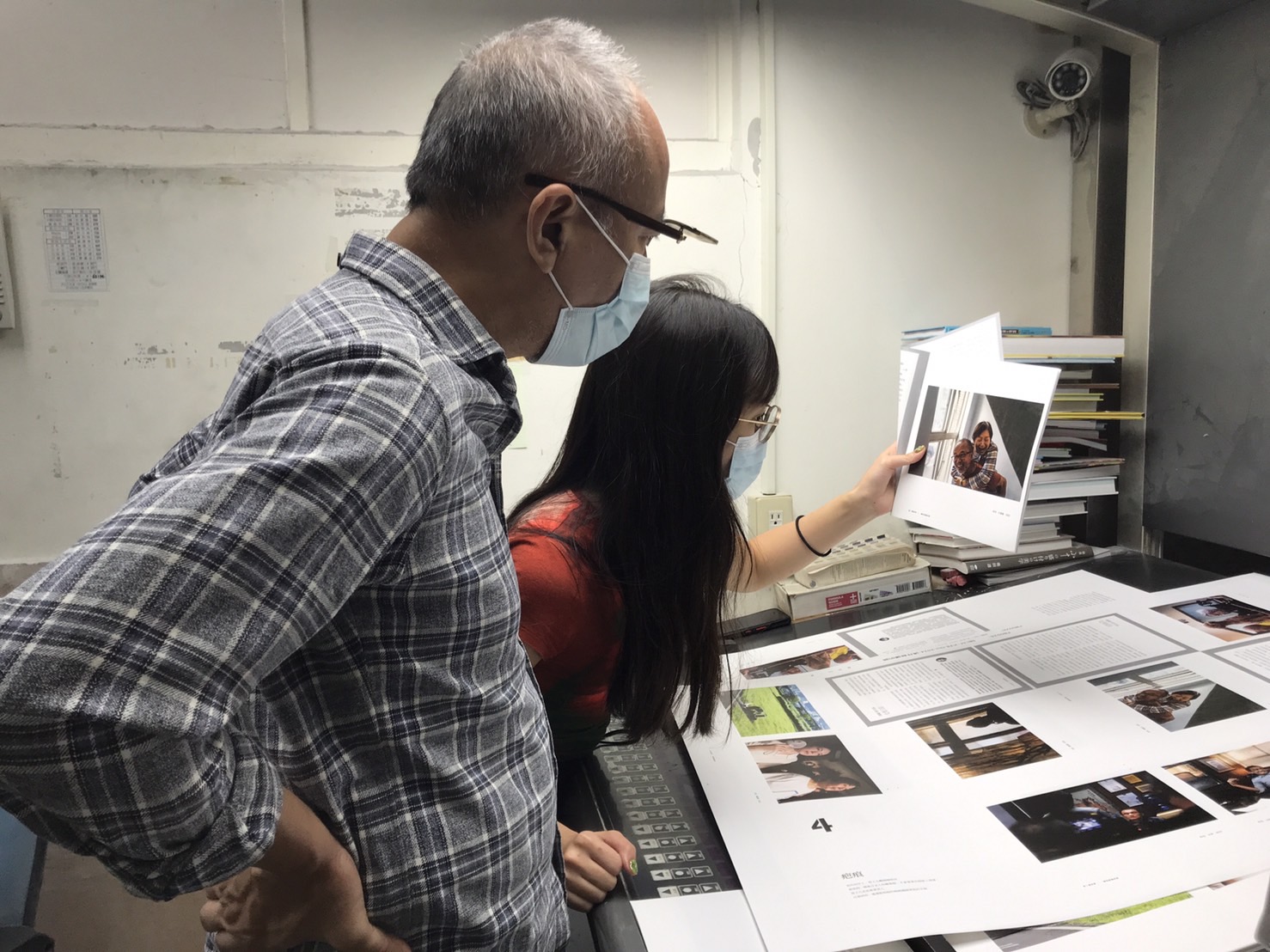 鍾孟宏（左）與女兒鍾以澄（右）一起完成新書《另一個世界：通往餘燼的路》。（原點提供）