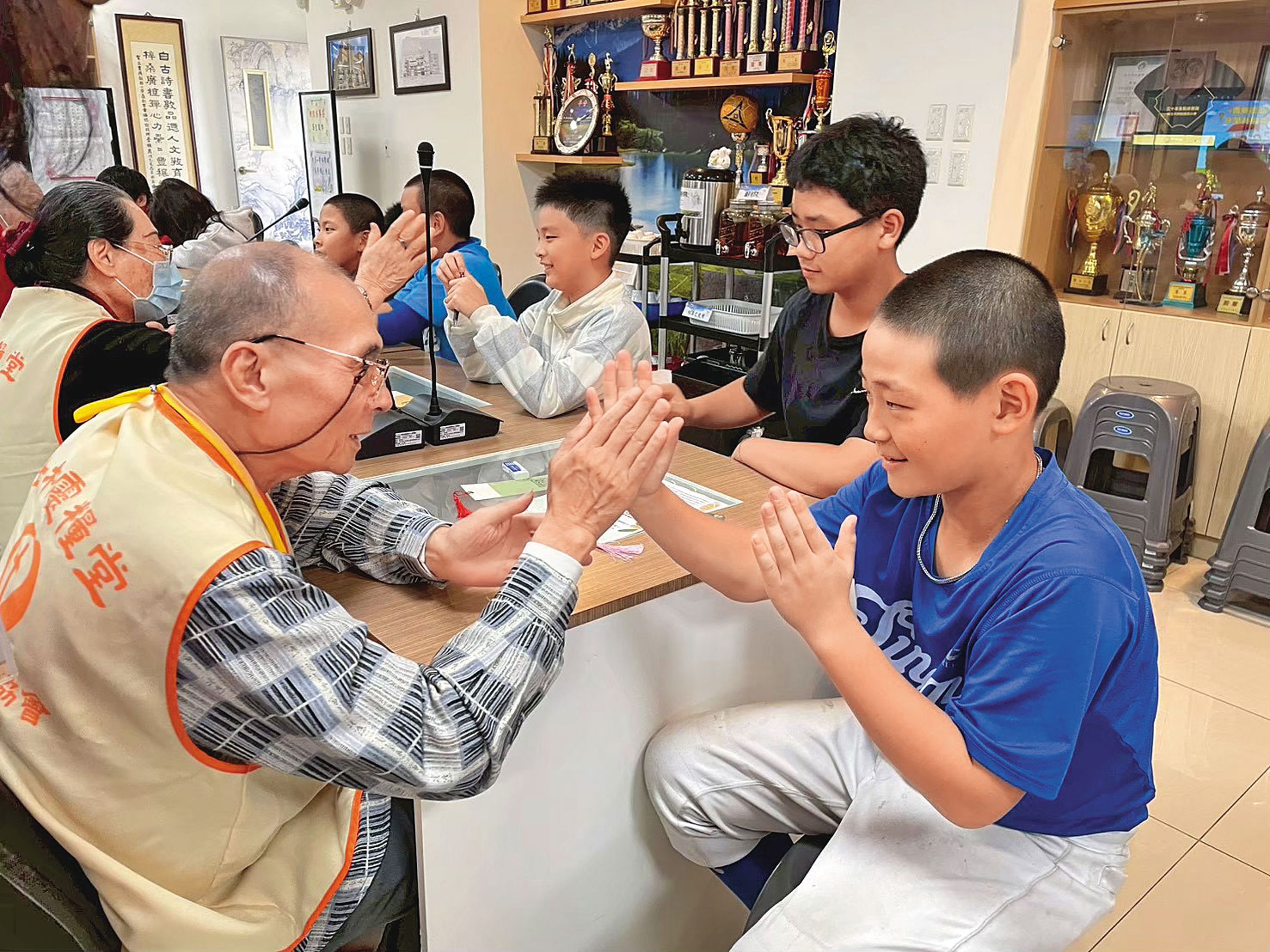研究指出，老幼共學有助於延緩失能，但實際落地卻充滿挑戰。（三重興穀社區長照機構提供）