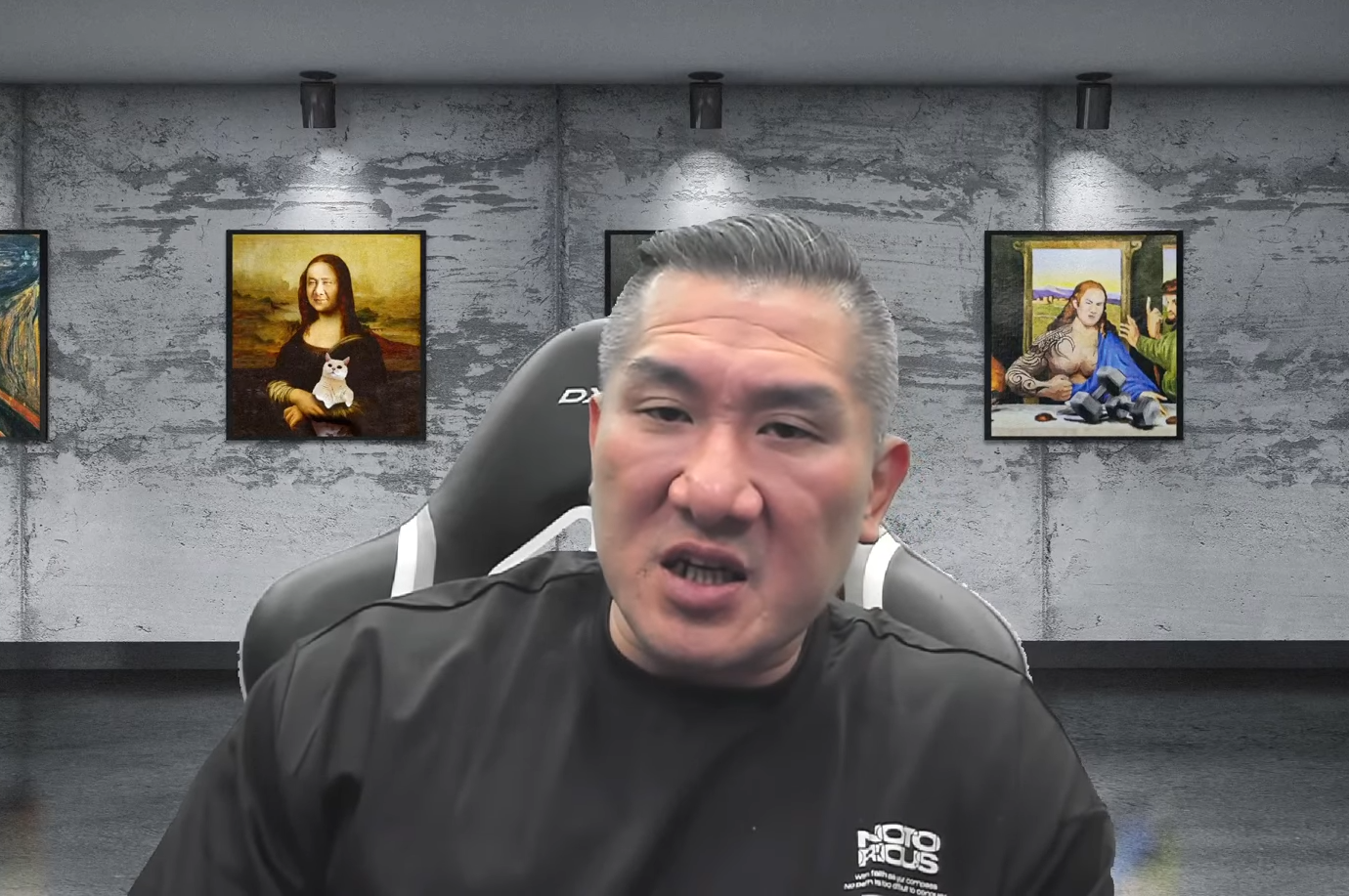 館長遭綠營人士檢舉違反《選罷法》。（翻攝館長惡名昭彰YouTube頻道）