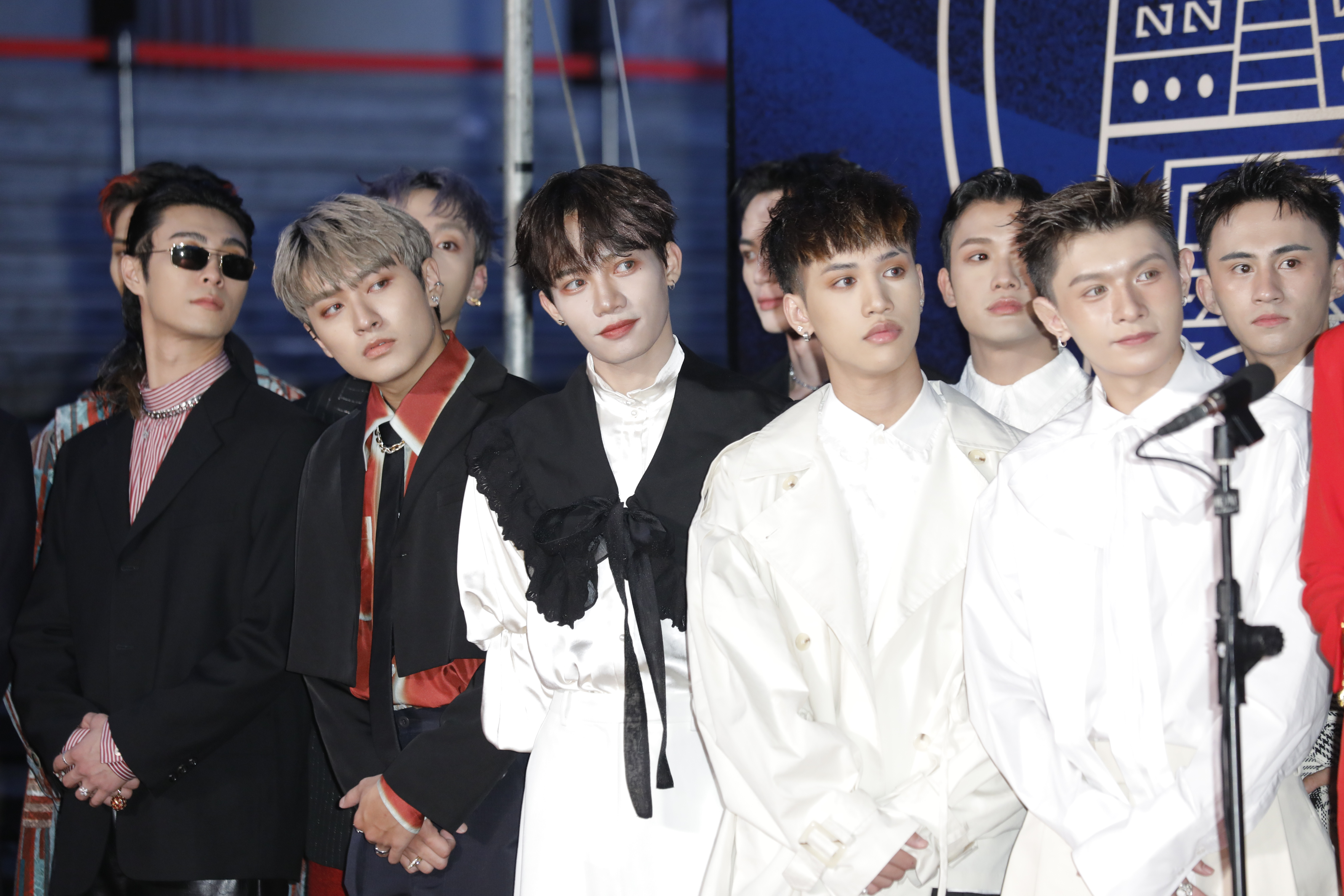 入圍最佳綜藝節目獎的《原子少年》，派出FEniX、VERA、呂植宇、唐立杰、劉新民、陳水豐、峻瑋代表踏上紅毯。