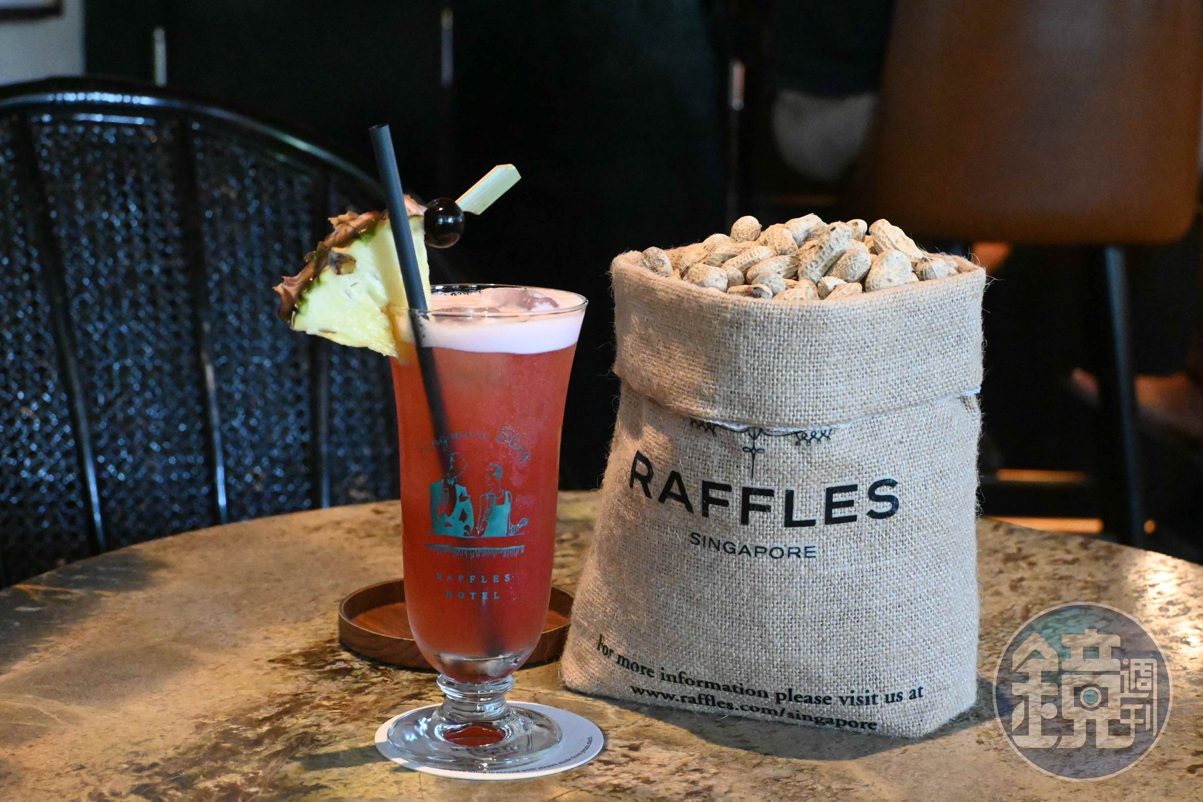 粉嫩色澤的「Raffles 1915 Gin Sling」將琴酒揉合鳳梨、萊姆等酸甜果香,喝起來比外表更有酒感,還會附上一整袋花生。(新幣36元/杯,約NT$895)