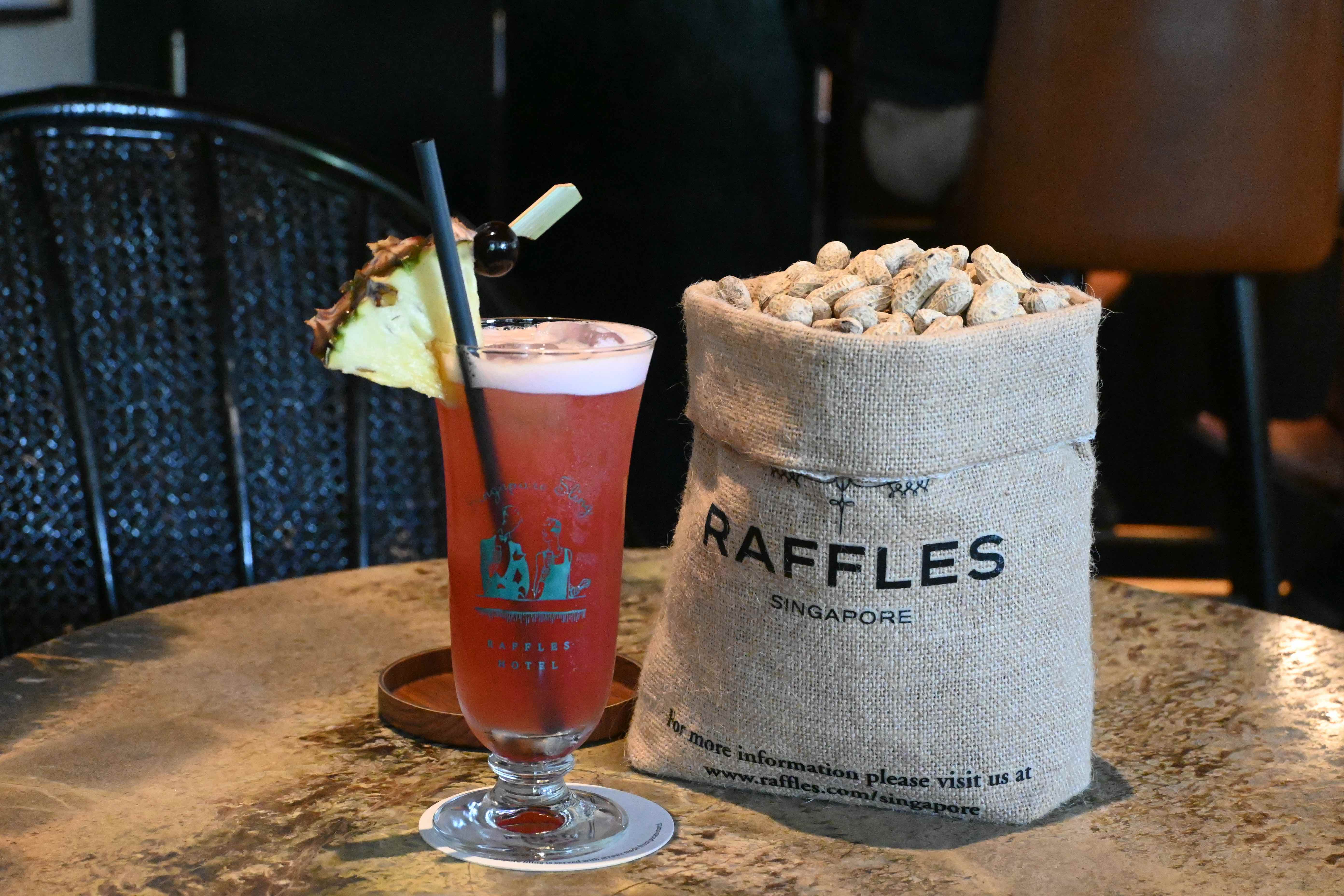 粉嫩色澤的「Raffles 1915 Gin Sling」將琴酒揉合鳳梨、萊姆等酸甜果香,喝起來比外表更有酒感,還會附上一整袋花生。(新幣36元/杯,約NT$895)