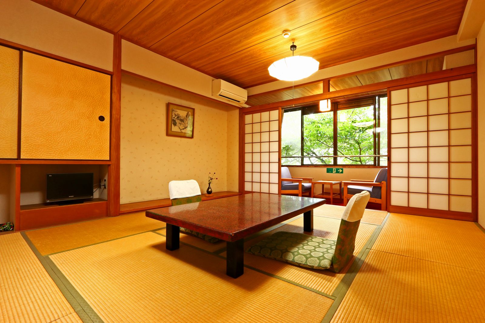 奈良吉野山被譽為日本第一賞櫻名所,入住「景勝芳雲日式旅館」從房內就能賞櫻。(圖片:Booking.com)