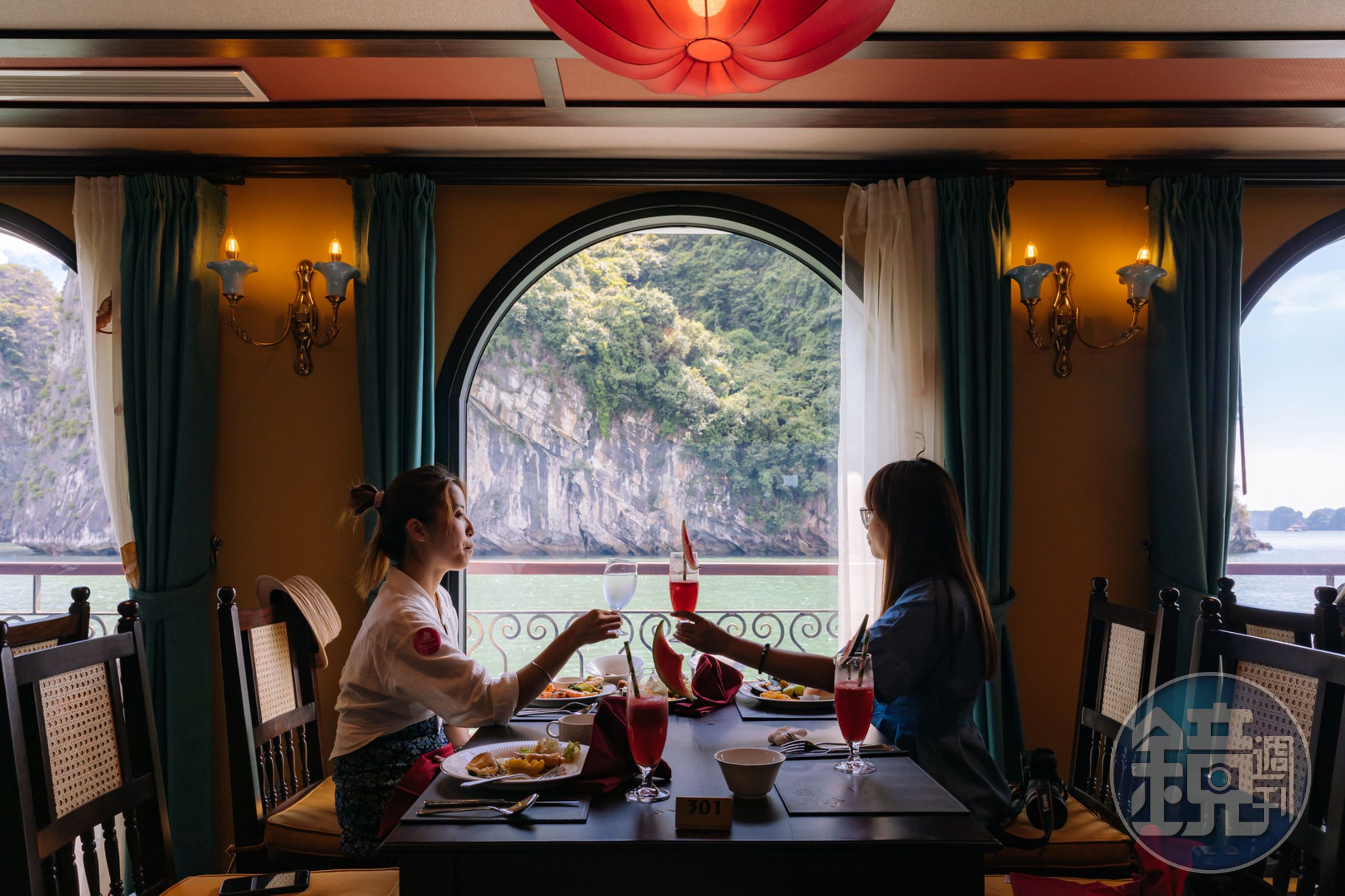船上唯一的餐廳使用古典拱形玻璃窗,用餐也能佐美景。