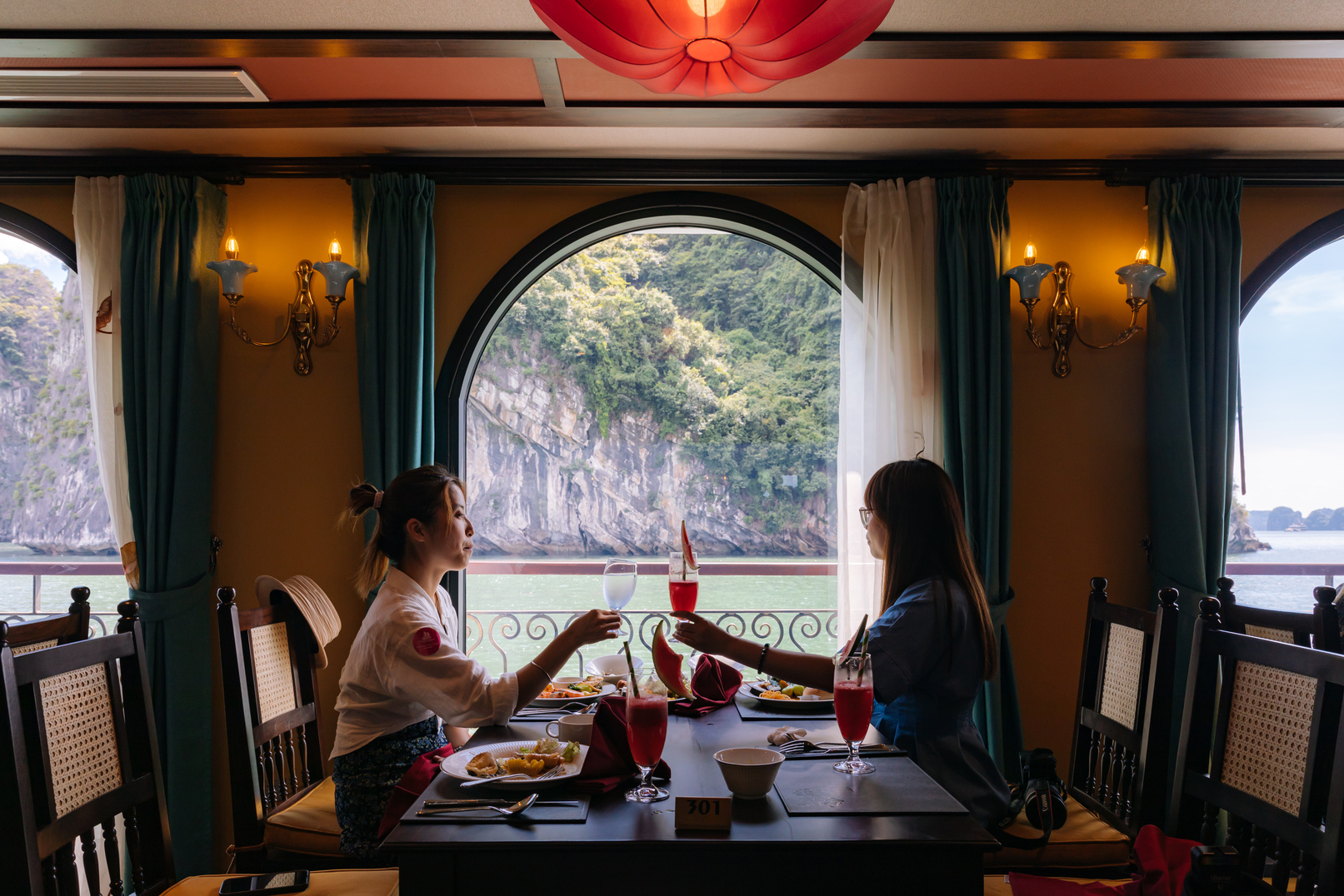 船上唯一的餐廳使用古典拱形玻璃窗，用餐也能佐美景。
