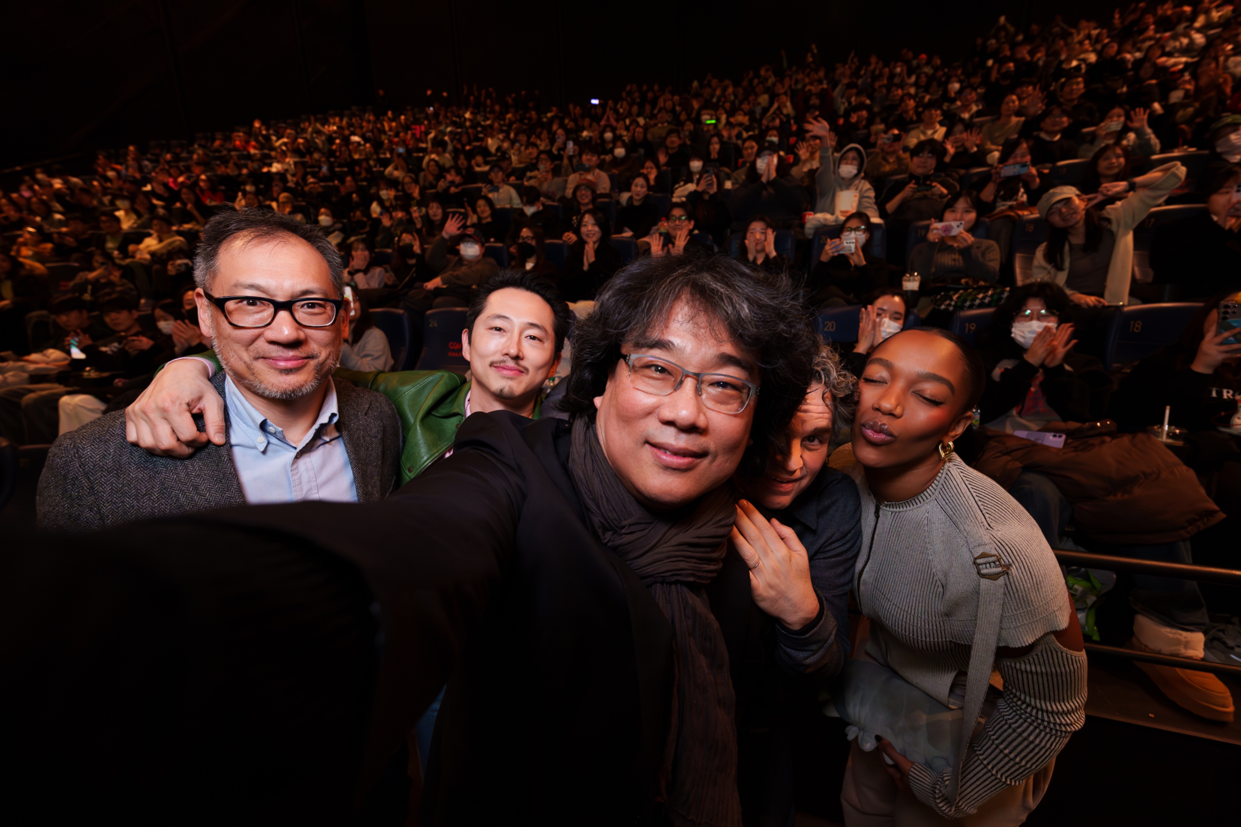 監製崔斗浩（左）與《米奇17號》演員史蒂芬連、導演奉俊昊、馬克魯法洛、娜歐蜜艾基在韓國戲院與影迷玩自拍。（翻攝自IG@warnerbros.korea）