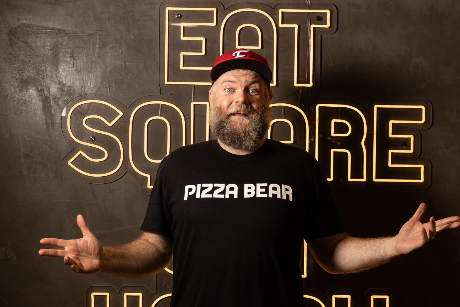 「PIZZA BEAR」的老闆Chris如同美國卡通中的親民角色，熱情不僅展現在性格，從對食物的堅持也看得出來。