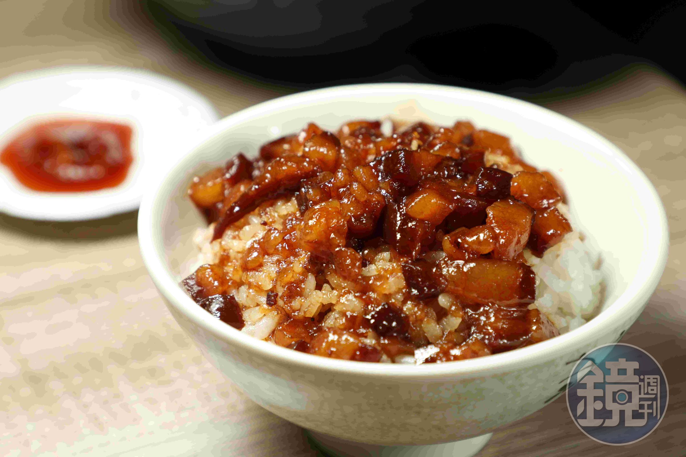 「滷肉飯」的滷肉在甜味中摻雜焦香，吃這個飯不能停，稍微停一下，嘴巴就被黏住，因為膠質太豐富了。（35元／小碗）