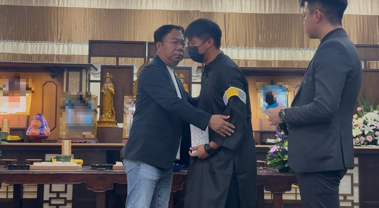 家屬選擇樹葬方式送親人最後一程，兩名女婿捧神主牌悲痛致祭。（翻攝自謝志忠臉書）