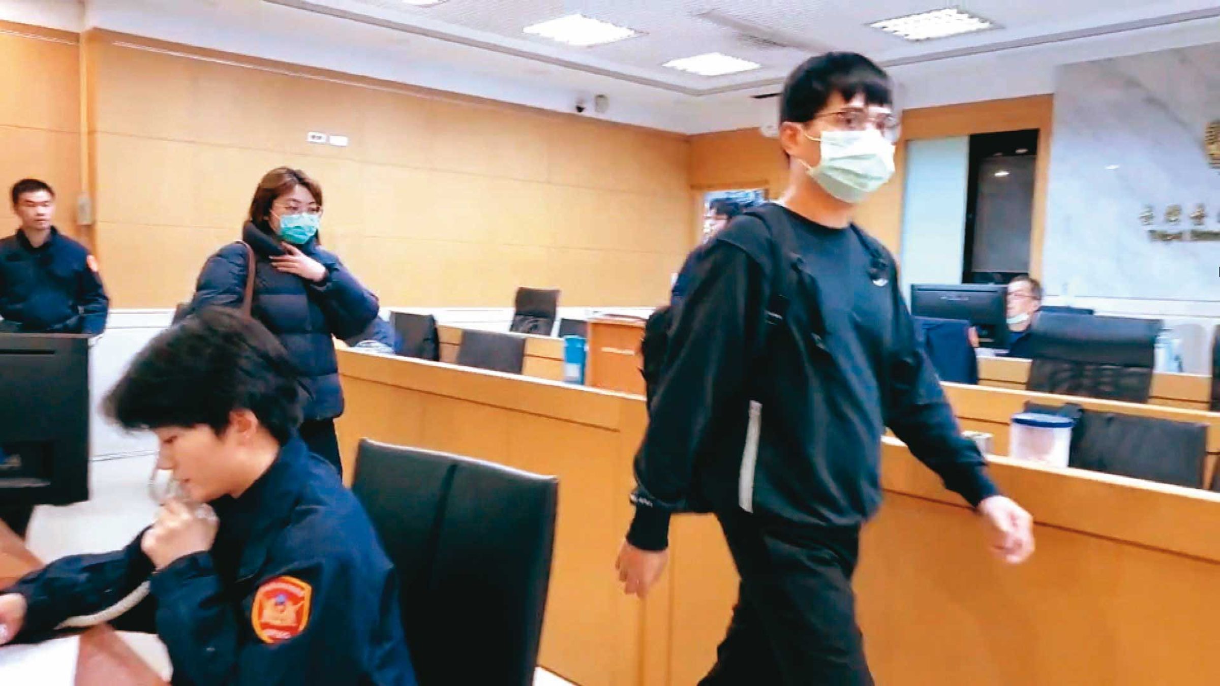 律師張作銓（右）2月遭約談後交保，李明潔（左）律師則遭收押。（東森新聞提供）