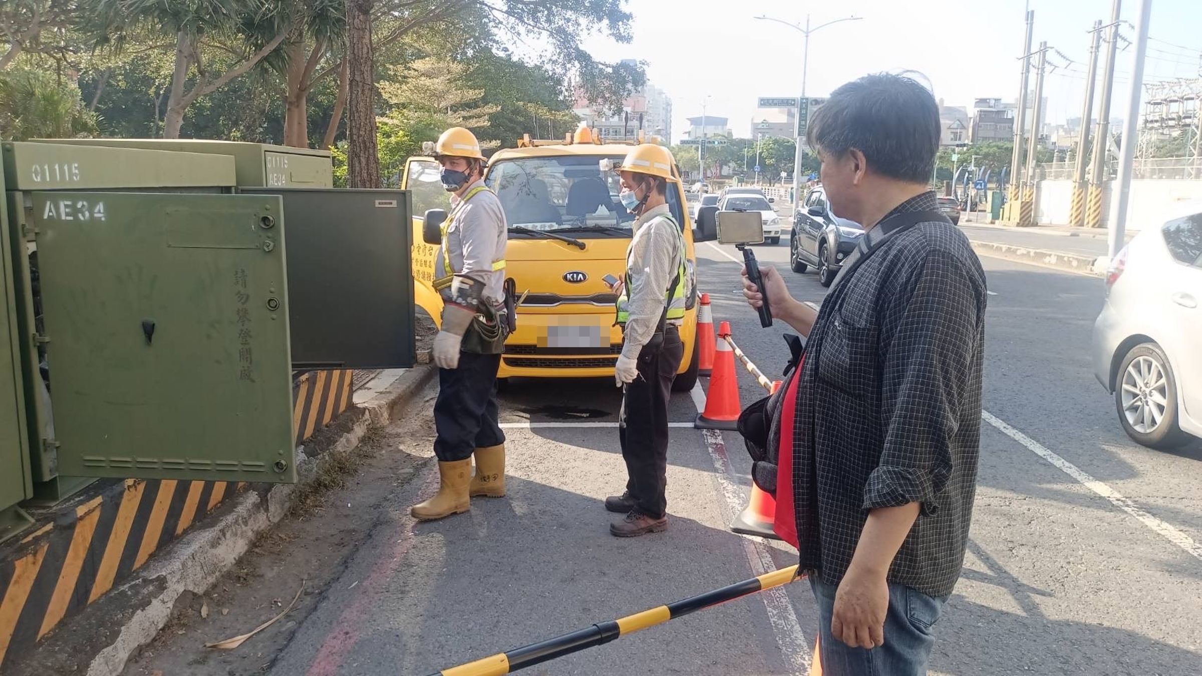 高雄漢神巨蛋商圈無預警停電,台電搶修。(台電提供)