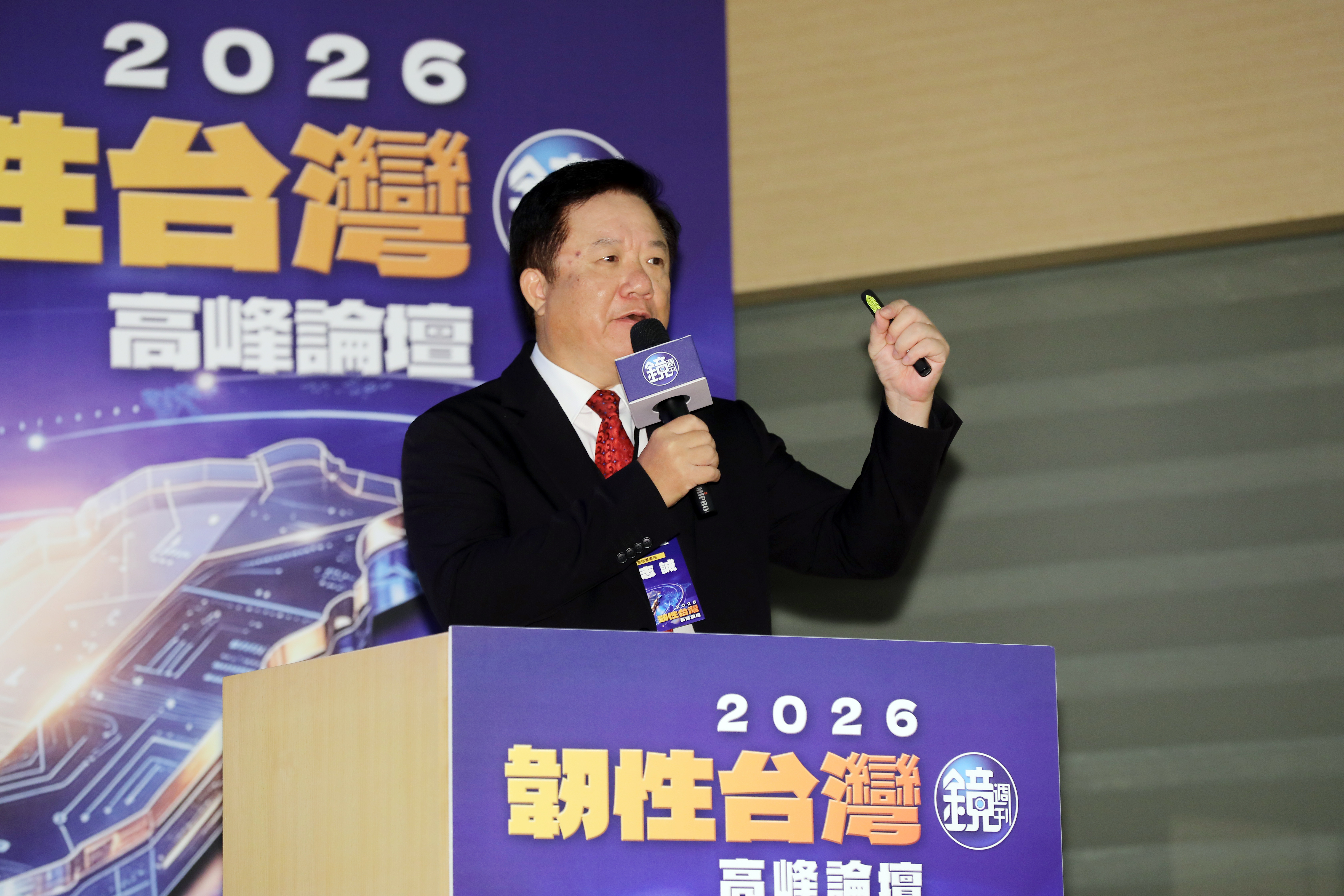 中華電信董事長簡志誠將光纖網路、全光網路分別比喻為台鐵與高鐵。