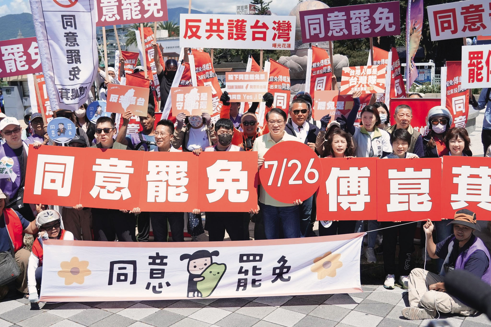 中選會公告大罷免投票日隔天，民進黨祕書長林右昌出席花蓮罷團活動加油打氣。（翻攝林右昌臉書）