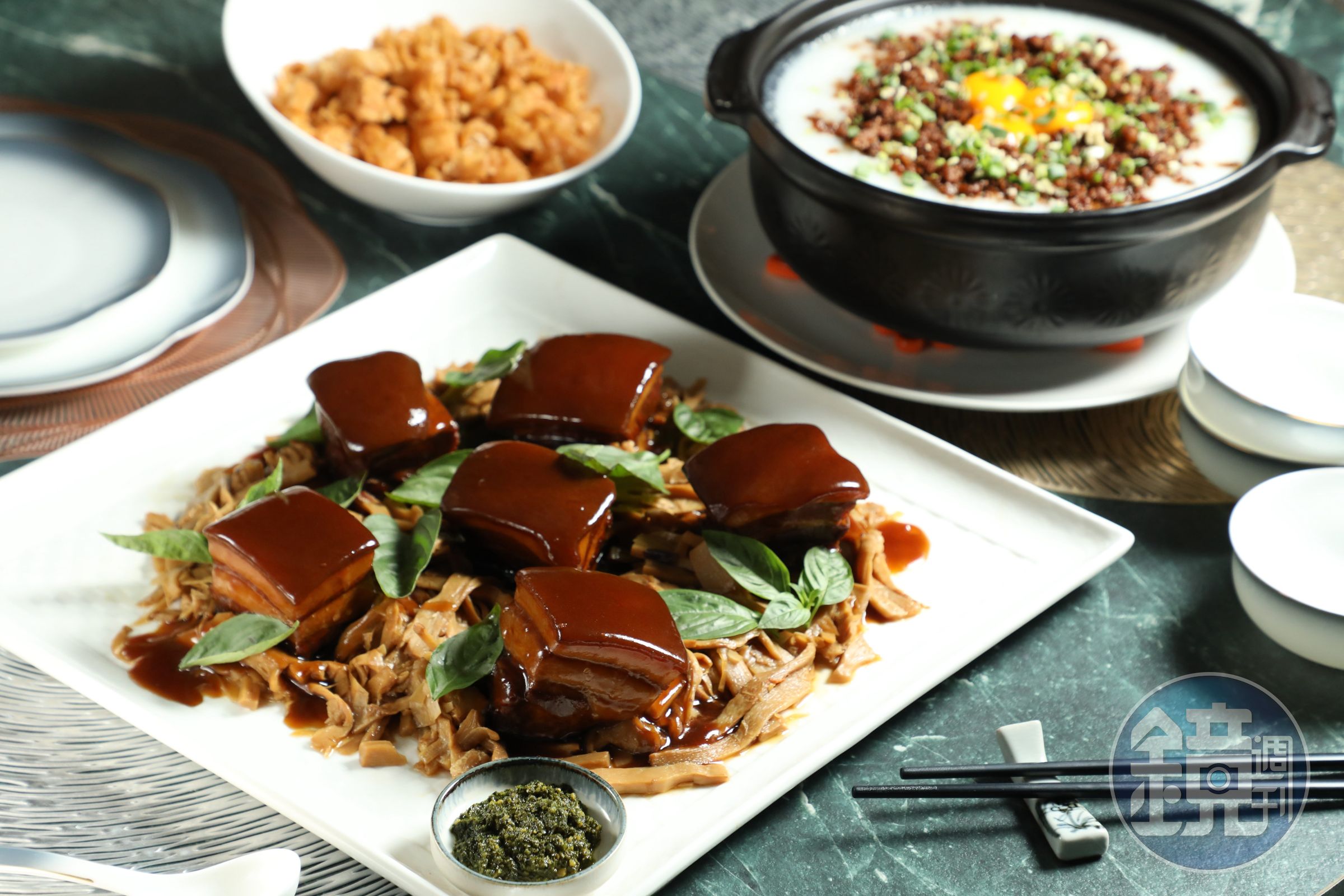 附上羅勒醬的「羅勒東坡肉」(前)與「外婆菜粥」(後)會一同上桌,兩者搭配享用更美味。