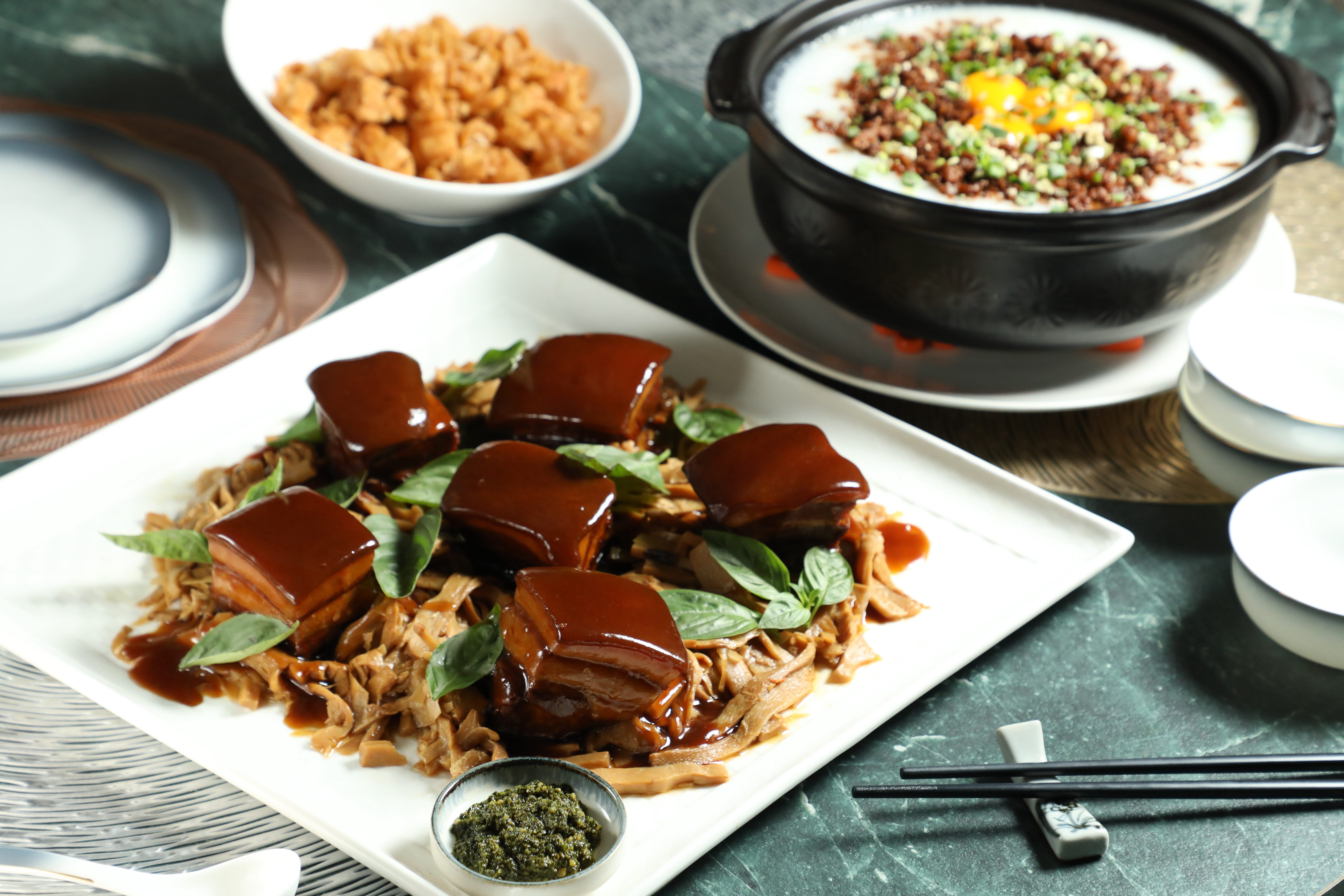附上羅勒醬的「羅勒東坡肉」（前）與「外婆菜粥」（後）會一同上桌，兩者搭配享用更美味。