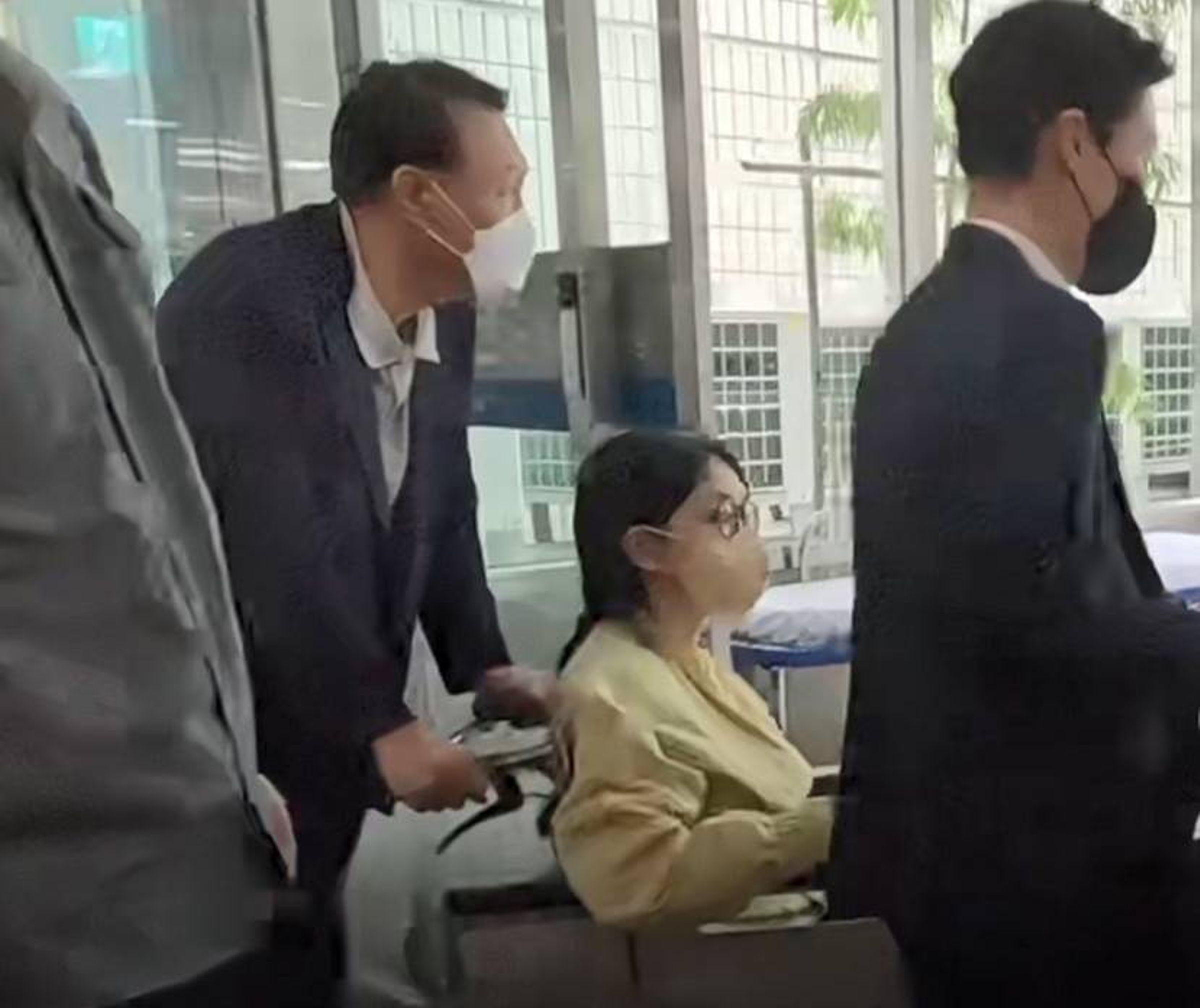 金建希先前也坐上輪椅，尹錫悅親自推送。（翻攝X）