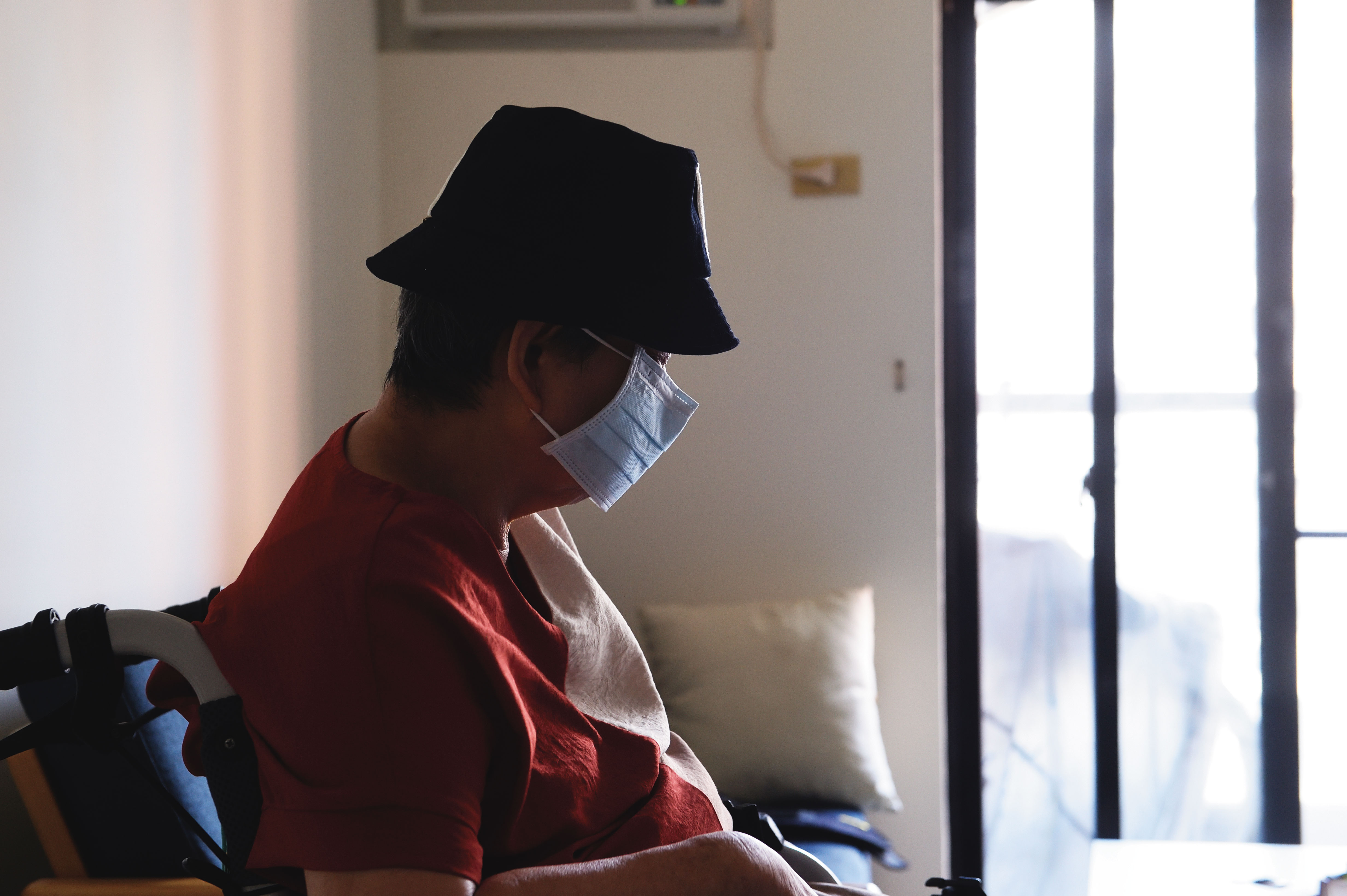 7旬嬤因加入LINE投資群組，不僅近千萬元的存款歸零，就連市值2千多萬的房子也沒了。