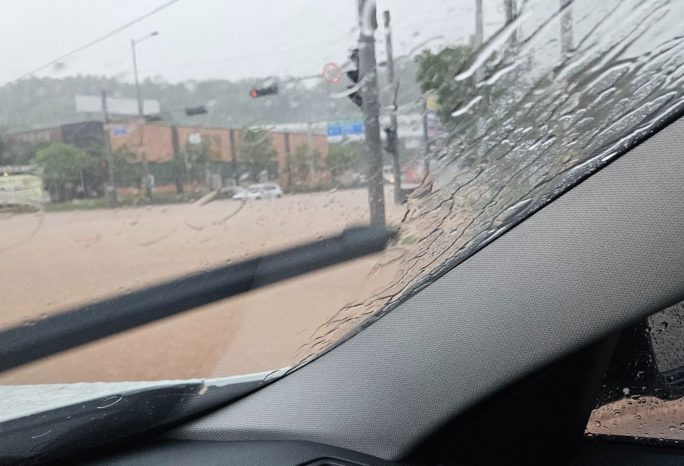 南韓光州市今遭受暴雨襲擊，多處道路、建築物傳出積水。（翻攝自X）