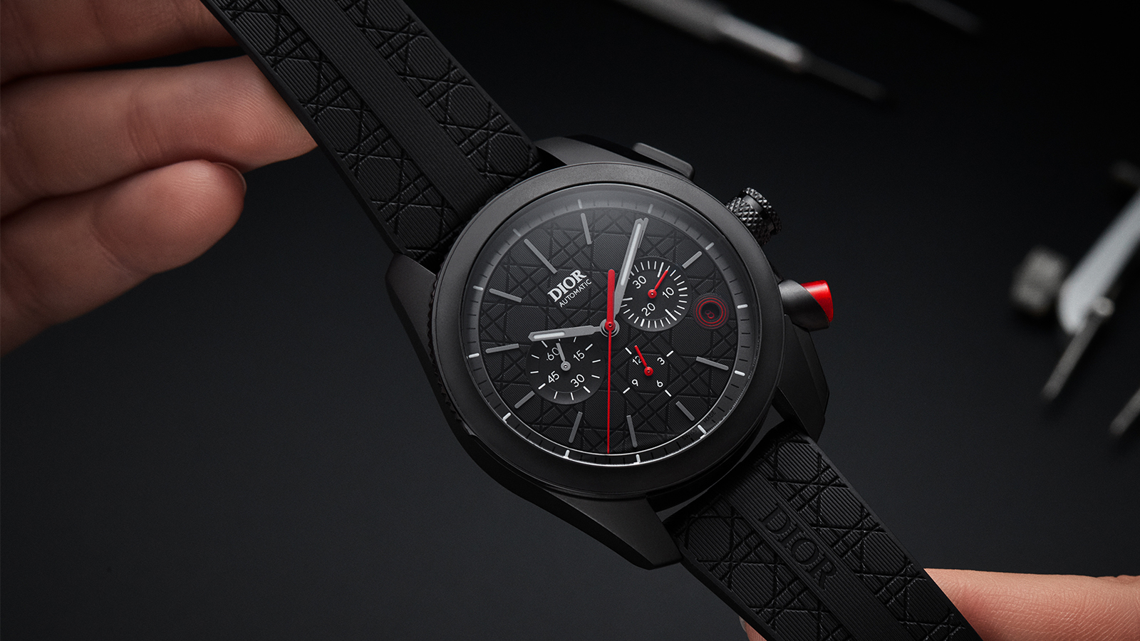 DIOR Chiffre Rouge Chronograph｜DLC不鏽鋼錶殼／錶徑41毫米／時、分、小秒、日期指示；計時碼錶功能／CD.001自動上鍊機芯／動力儲存50小時／防水100米／定價NTD 435,000