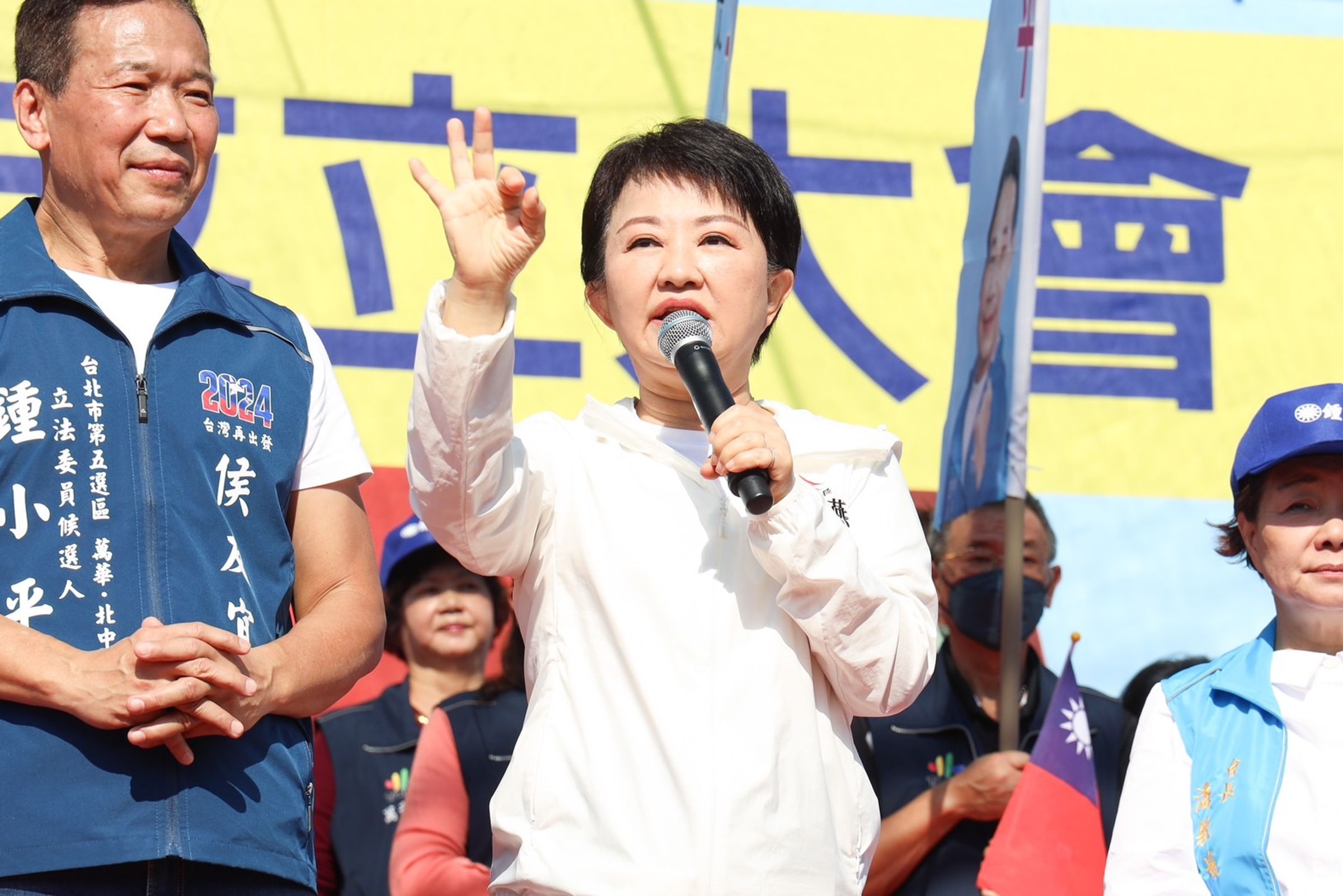 盧秀燕北上賣力輔選鍾小平。（台中市政府提供）