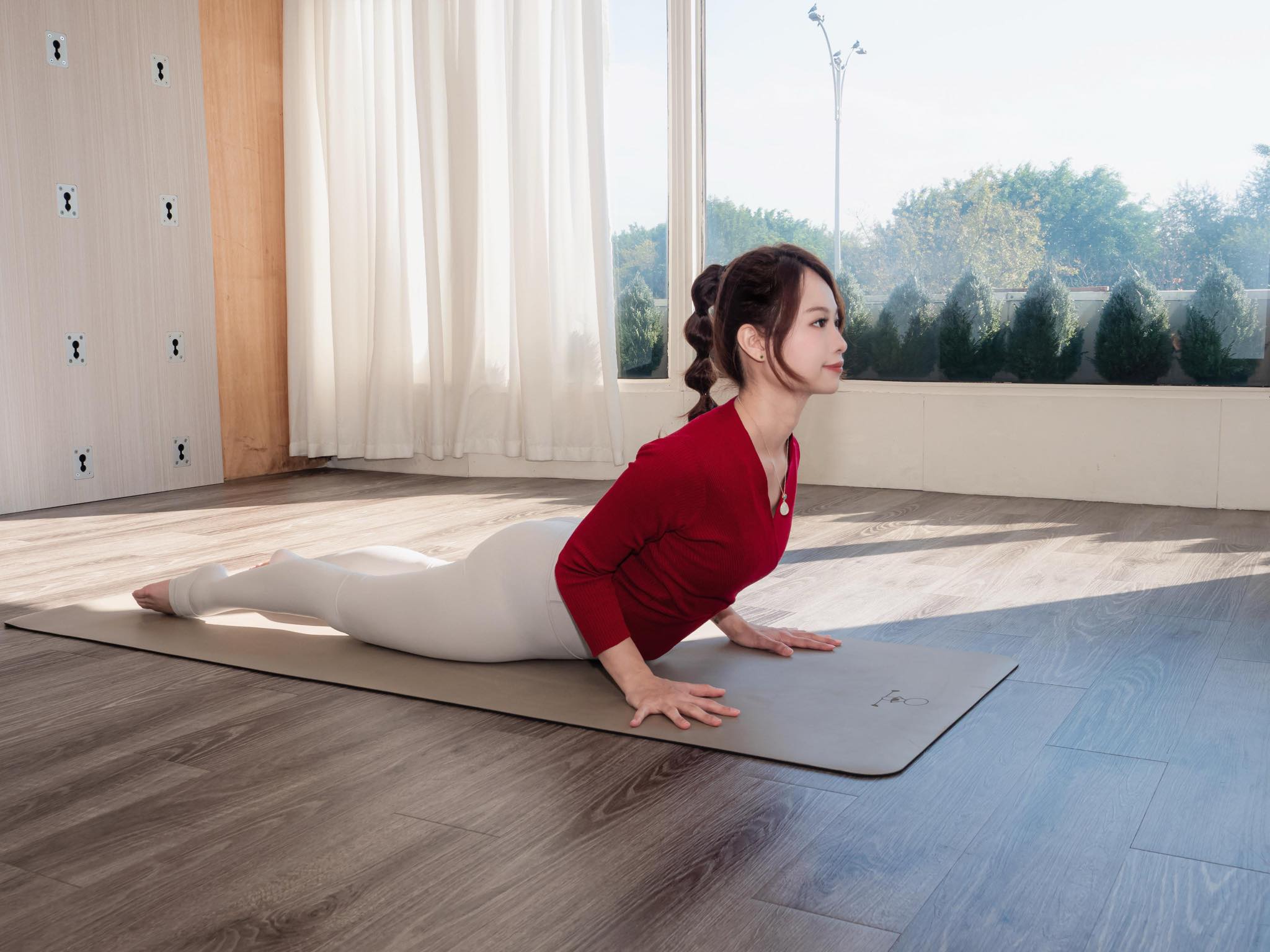 蛇年練習「眼鏡蛇式」，迎來靈動與智慧。（CHA 帶瑜去旅行提供）