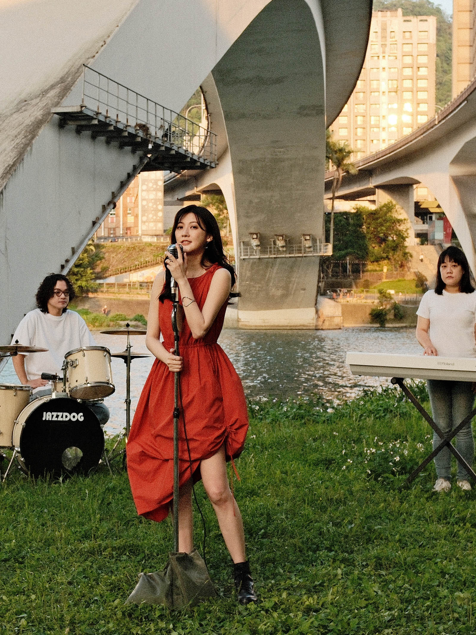 林逸欣為〈Shara〉MV選在圓山舊兒童樂園與新店碧潭取景。(欣宇宙音樂提供)