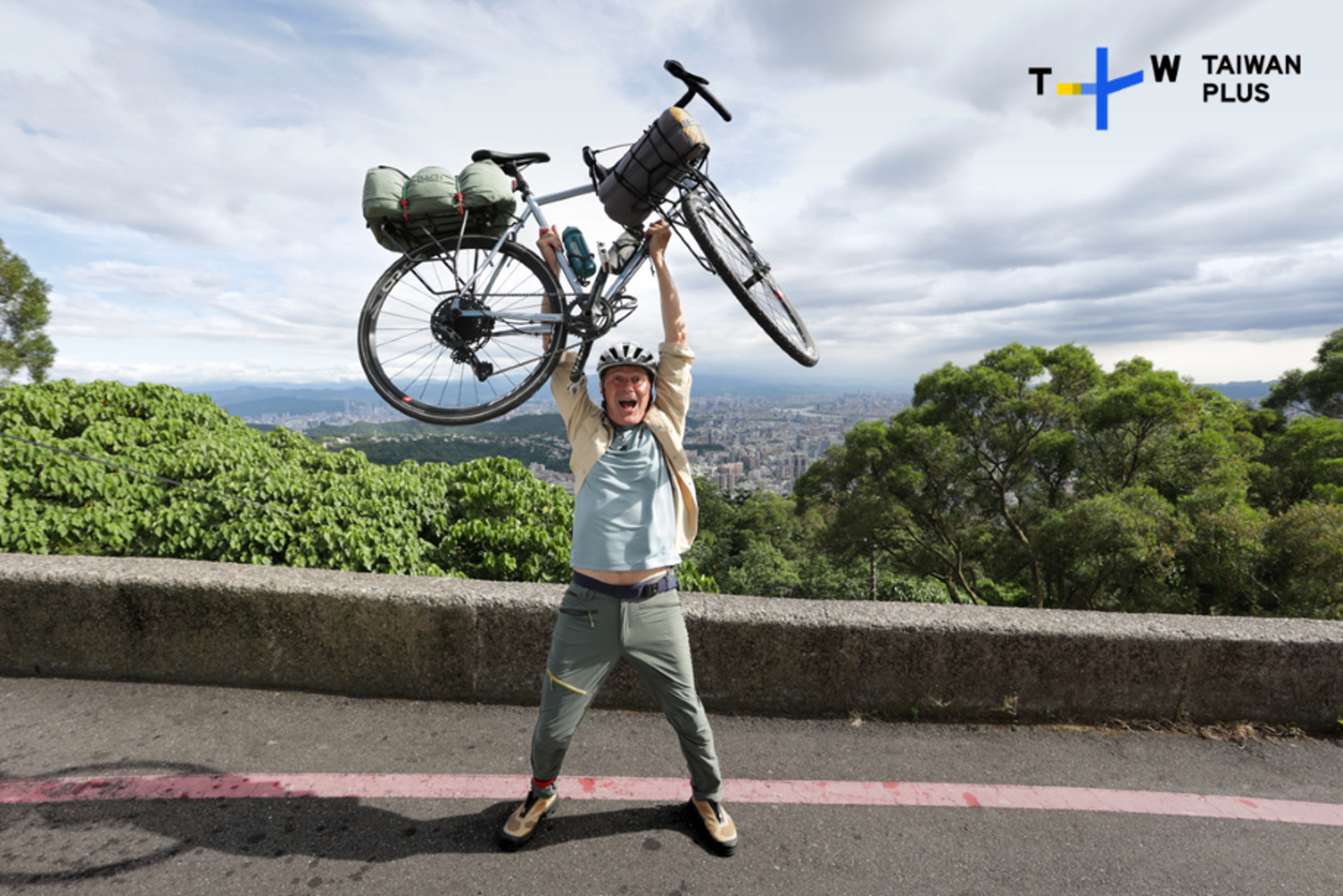 導演尼爾斯歐勒・拉斯穆森跨海來台主持《The Bikeman in Taiwan》向歐洲觀眾展示台灣的絕美風景與最道地的「台式生活感」。(TaiwanPlus提供)