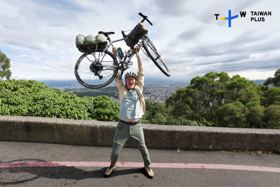 導演尼爾斯歐勒・拉斯穆森跨海來台主持《The Bikeman in Taiwan》向歐洲觀眾展示台灣的絕美風景與最道地的「台式生活感」。（TaiwanPlus提供）